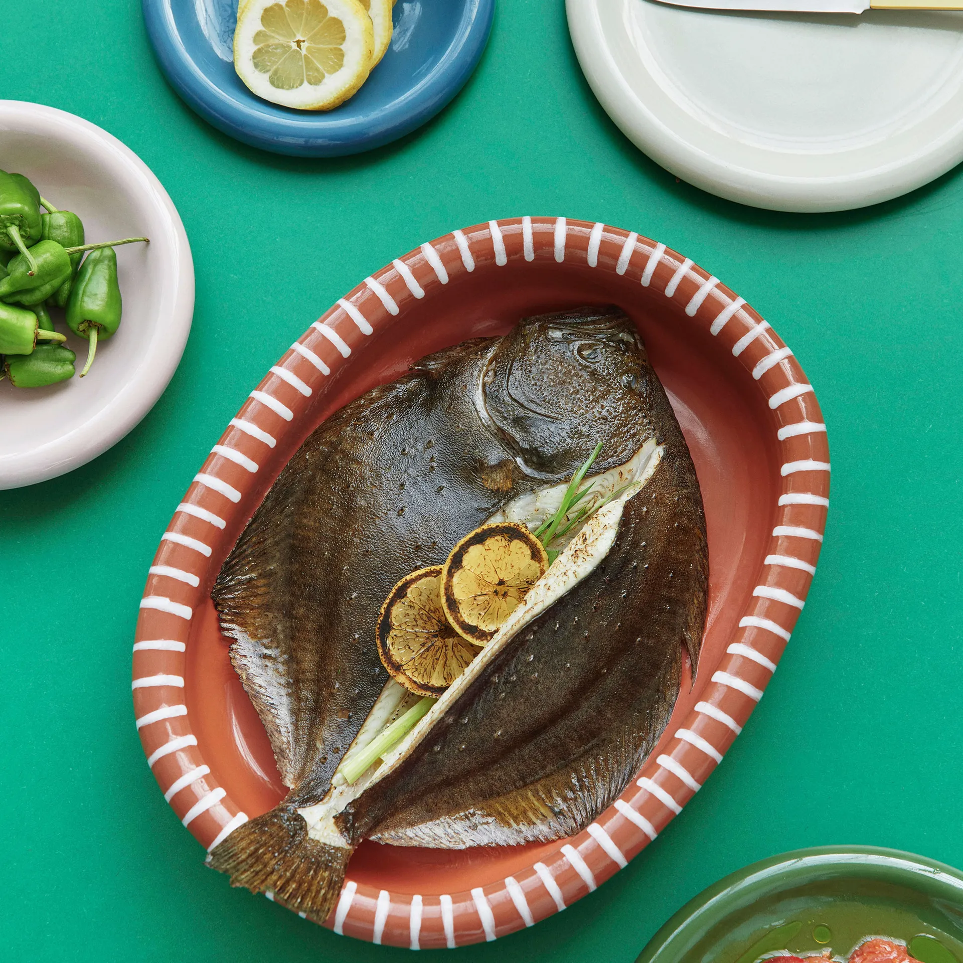 Barro ovalt serveringsfad, Natural with stripes, large 27x36 cm HAY