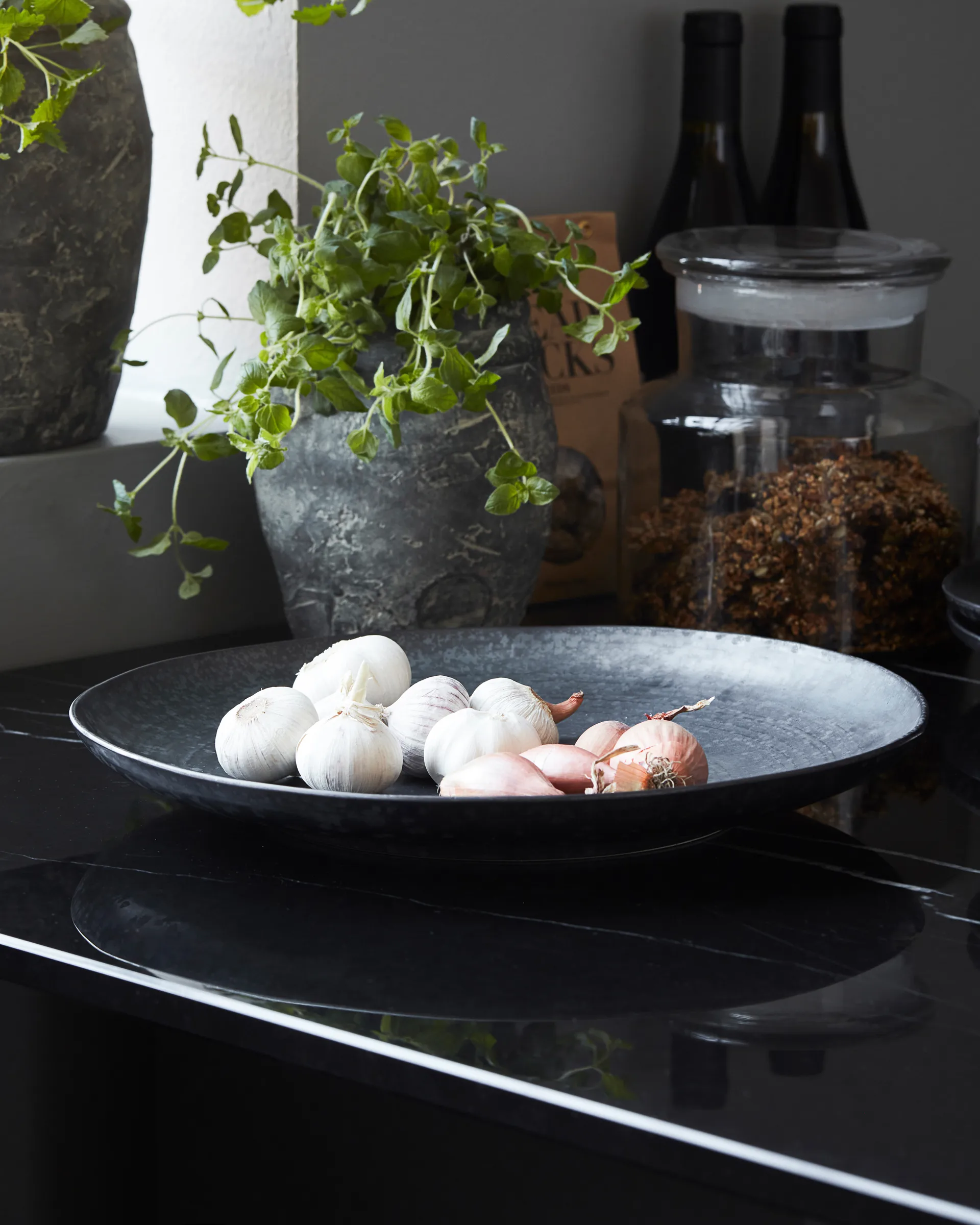 Pion serveringsfad Ø36 cm, Sort/Brun  House Doctor