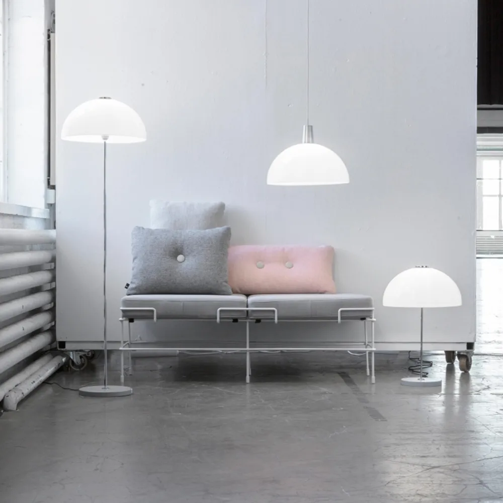 Kupoli bordlampe, Hvid, messingdetaljer Innolux
