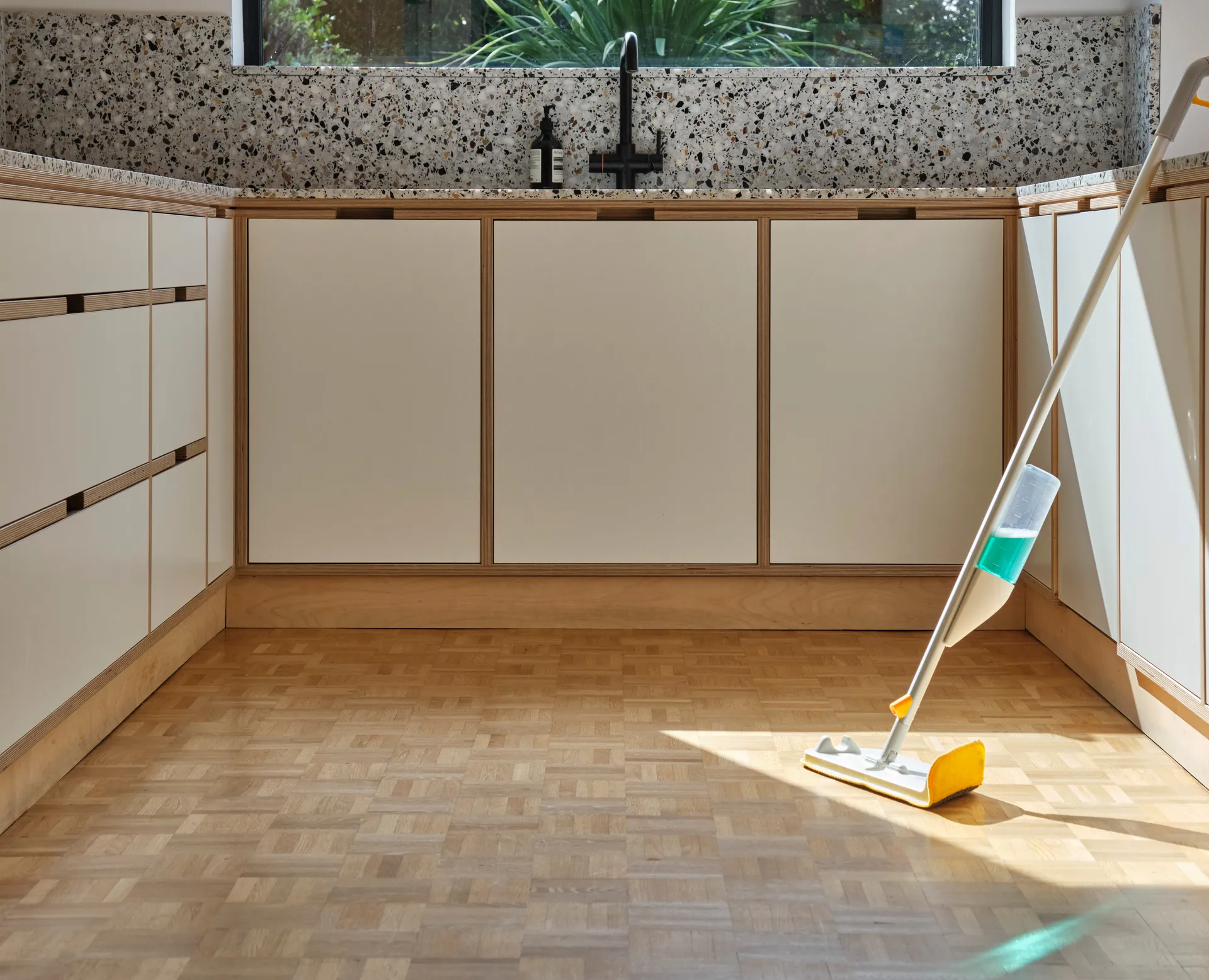 Cleantech 2-i-1 gulvmoppe med skrubbe, Light Stone Joseph Joseph