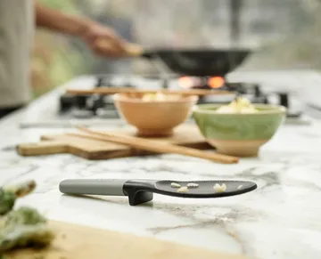 Elevate fusion riskott 19,8 cm - Sort - Joseph Joseph