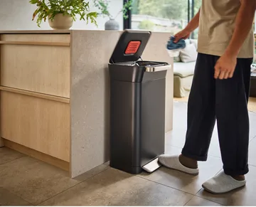 Joseph Joseph Titan trash compactor pedalspand 30 L - Carbon black - Joseph Joseph