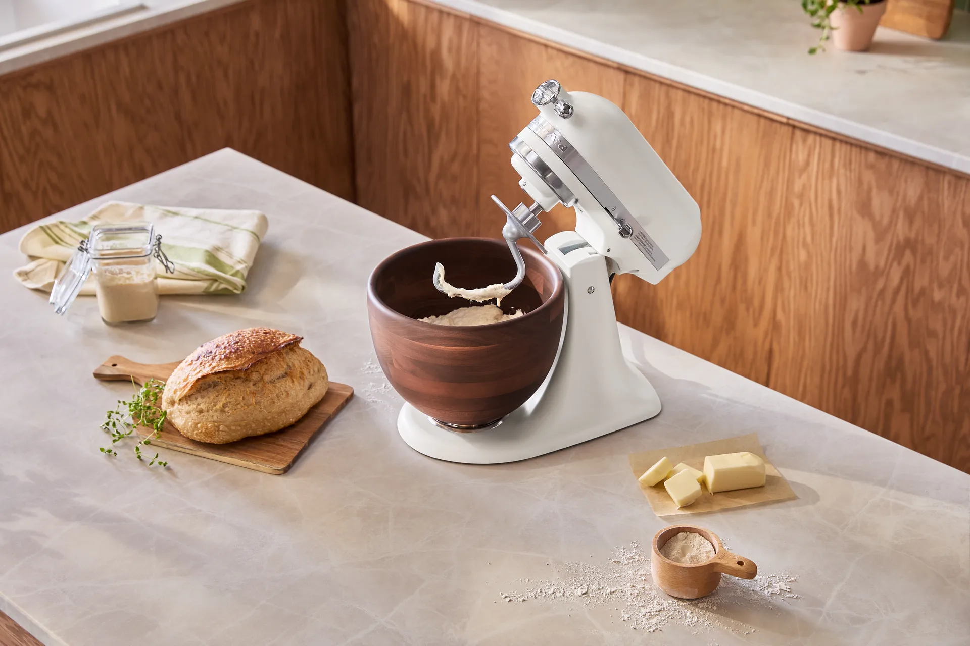 Aritsan 5KSM156 køkkenmaskine med træskål 4,7 L, Porcelain white-walnut KitchenAid