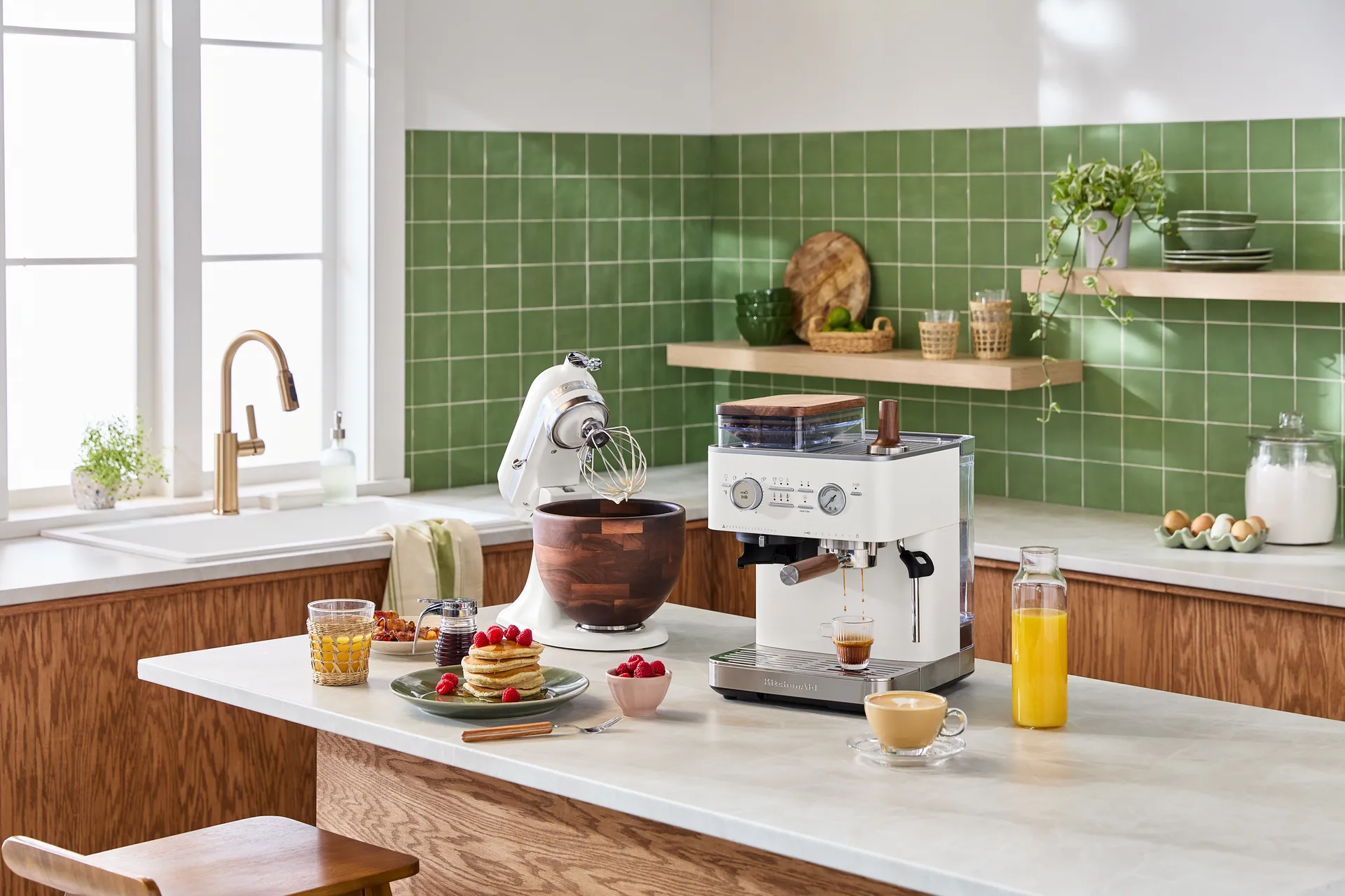 Aritsan 5KSM156 køkkenmaskine med træskål 4,7 L, Porcelain white-walnut KitchenAid