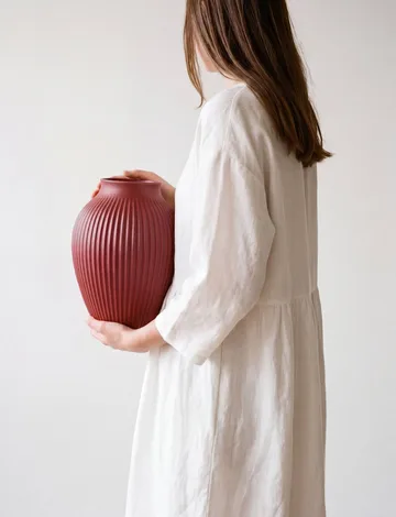 Knabstrup vase riflet 20 cm - Soft cherry red - Knabstrup Keramik