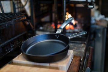 Kockums stegepande kulstål ergonomisk håndtag - ø24 cm - Kockums Jernverk