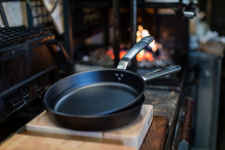 Kockums stegepande kulstål ergonomisk håndtag, ø24 cm Kockums Jernverk