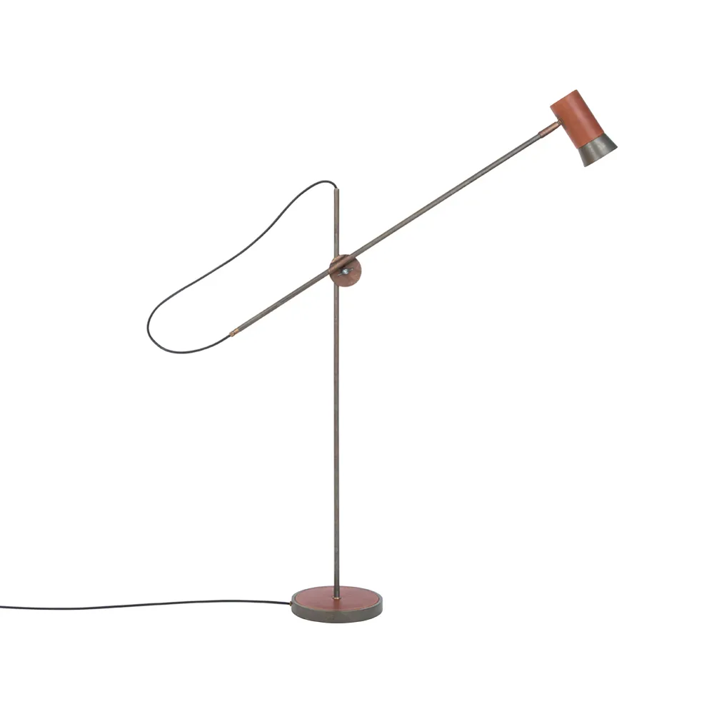 Kusk gulvlampe, jernoxid/læder Konsthantverk