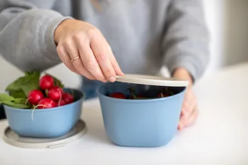 Connect skål med låg 1 L biocirkulær termoplast - Nature flower blue - Koziol