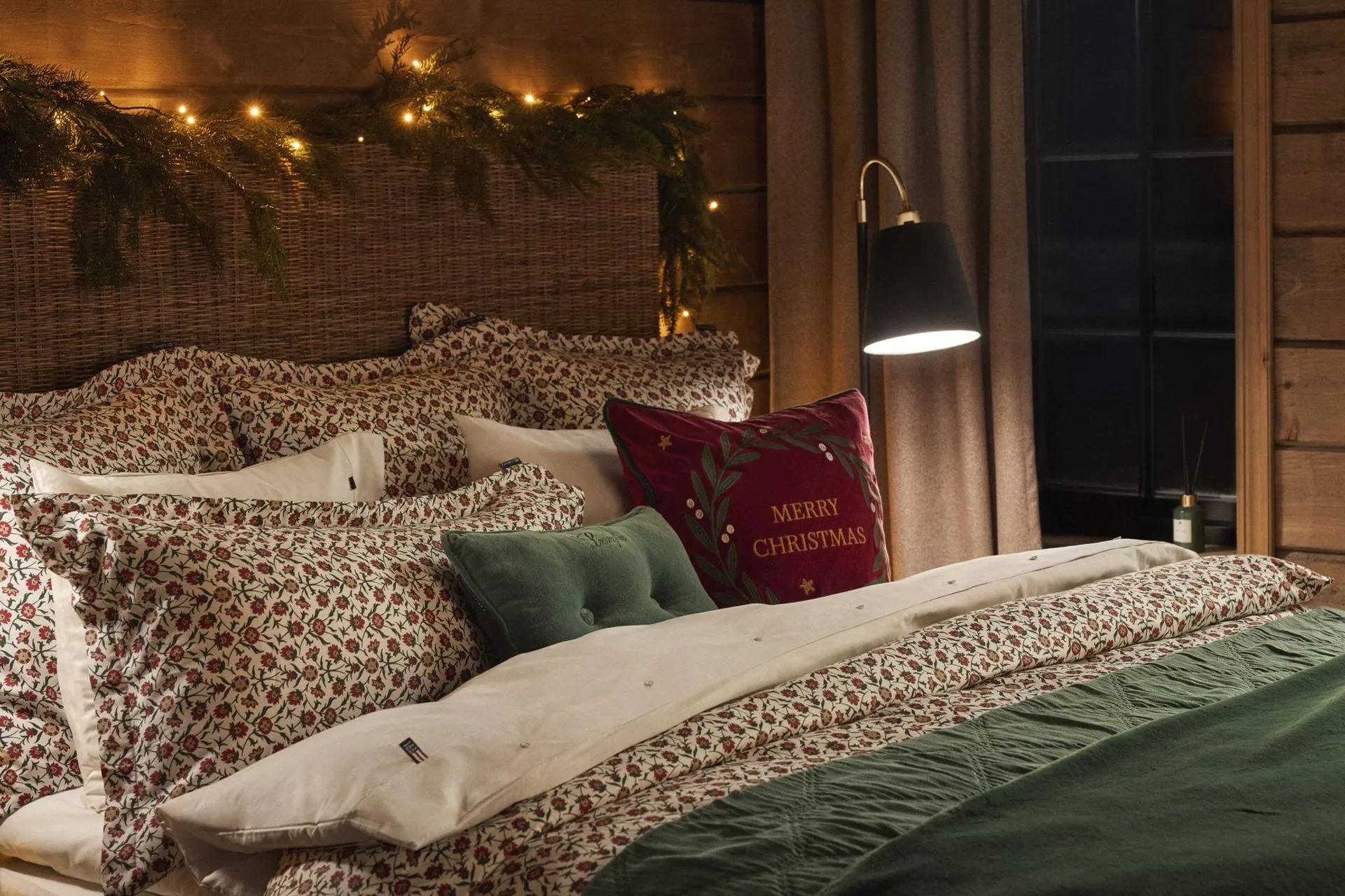 Flower printed cotton sateen pudebetræk 50x90 cm, White-red-green-beige Lexington