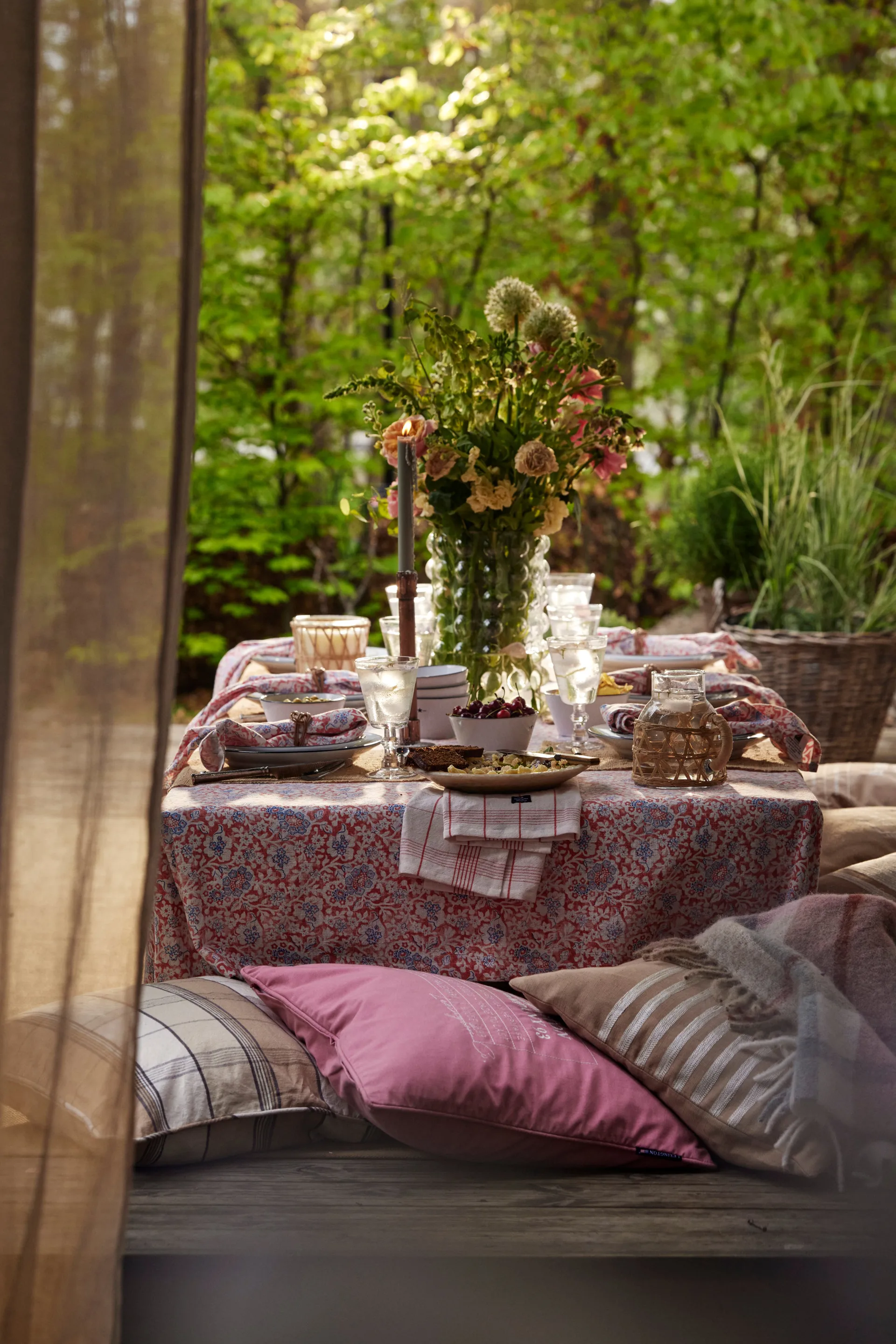 Printed Flowers Recycled Cotton borddug 150x350 cm, Coral Lexington