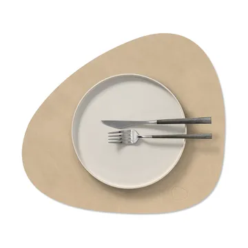 Nupo dækkeserviet curve M - Sand, 35x31 cm - LIND DNA