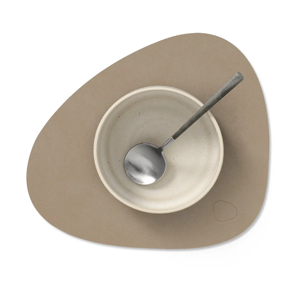 Nupo dækkeserviet curve S, Clay brown, 28x24 cm LIND DNA