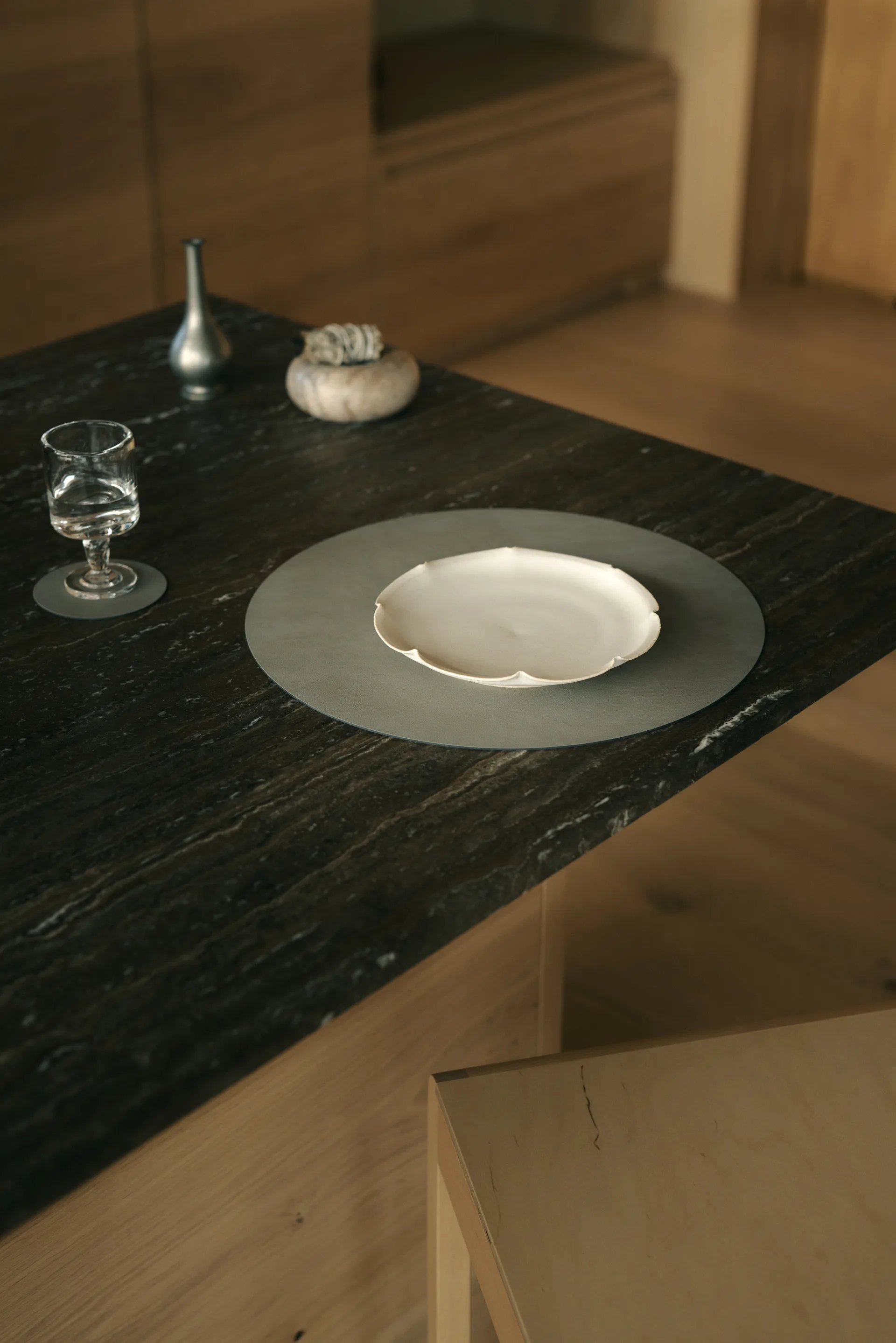 Nupo dækkeserviet, Light grey, circle, L LIND DNA