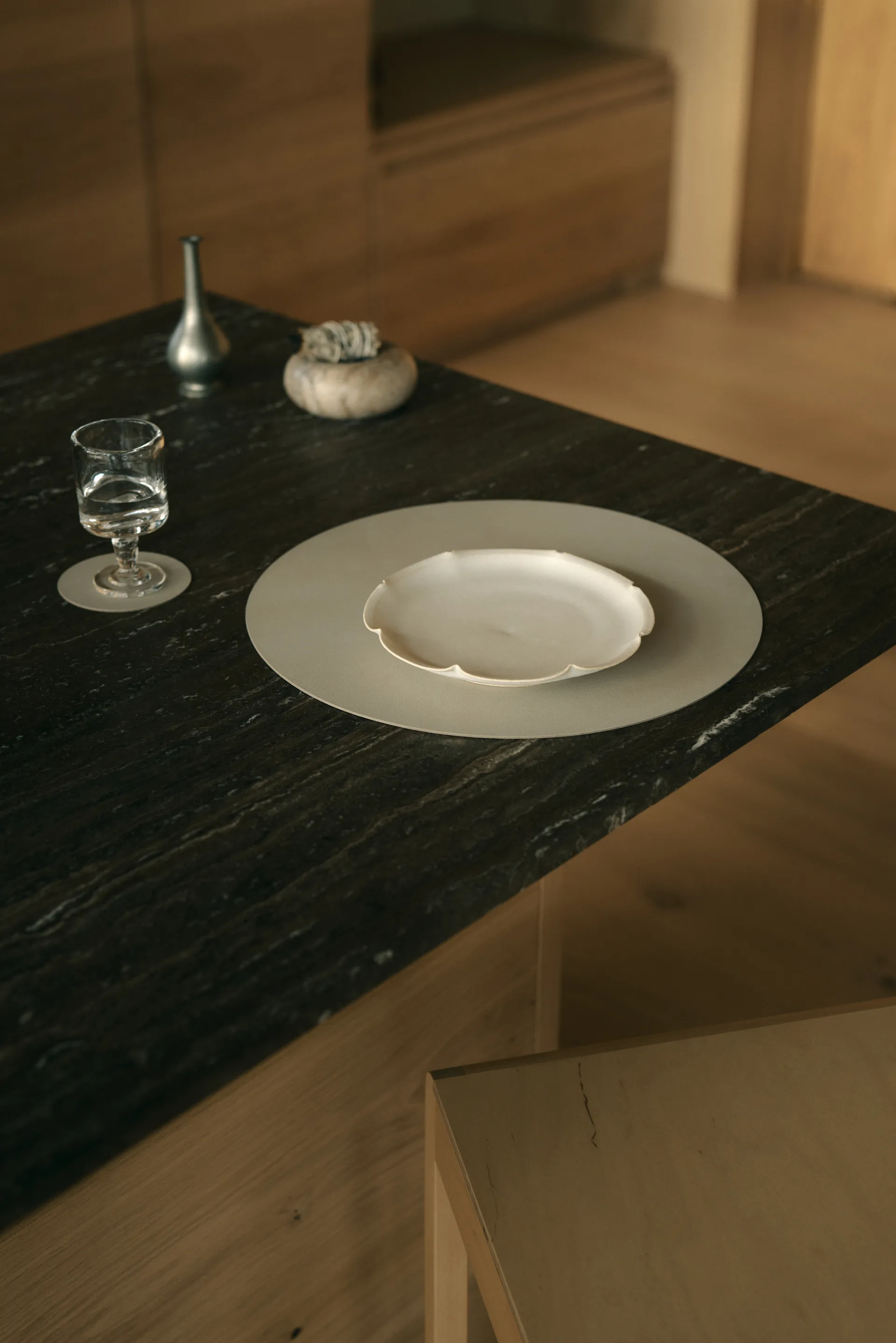 Nupo dækkeserviet, Oyster white, circle, L, Ø38 cm LIND DNA