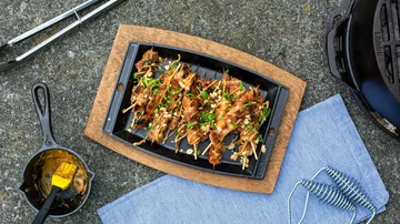 Saucekasserolle med silikonebørste - Støbejern, 23 cm - Lodge