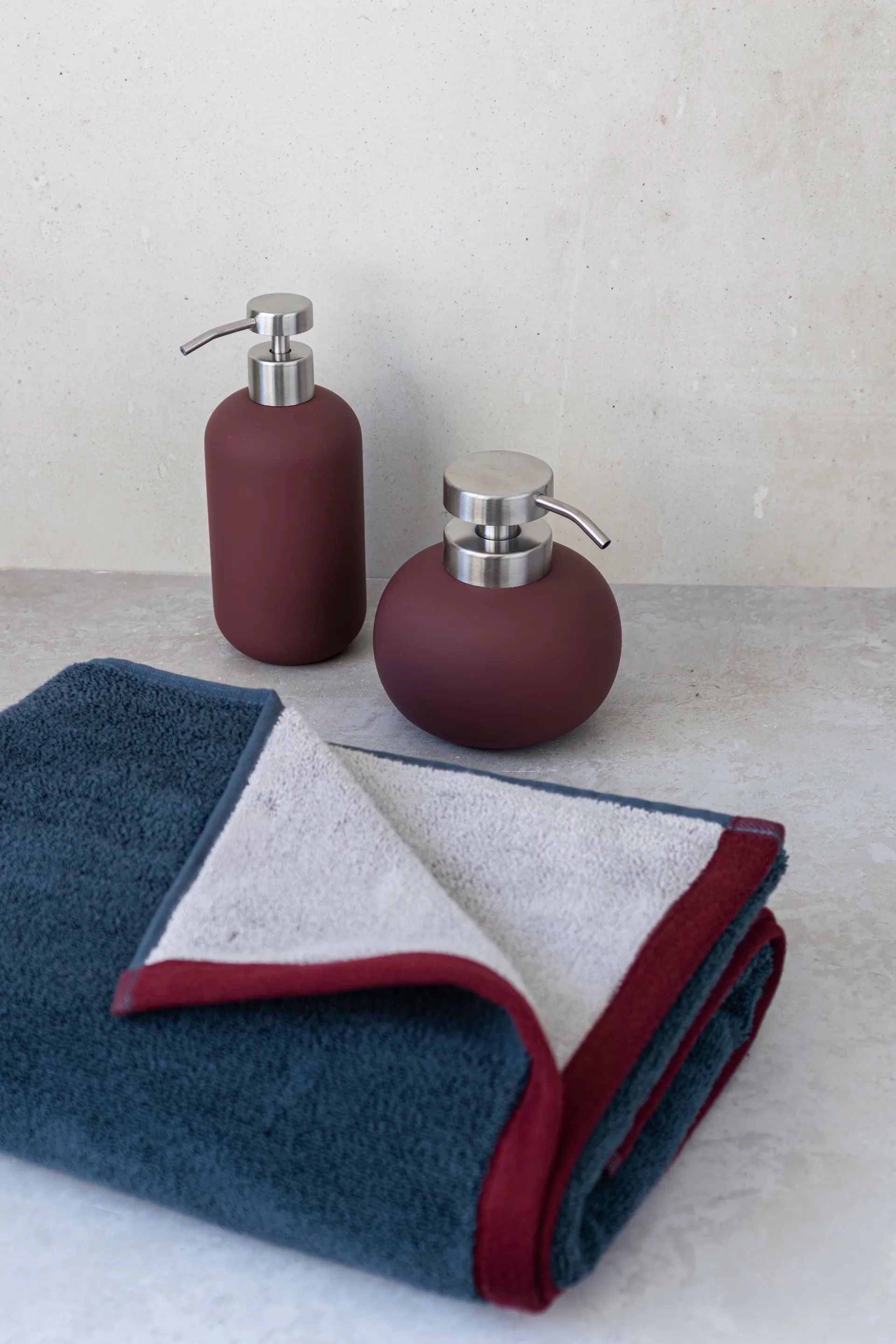 Lotus play sæbedispenser høj, inkl. 2 pumpehoveder, Wine Mette Ditmer