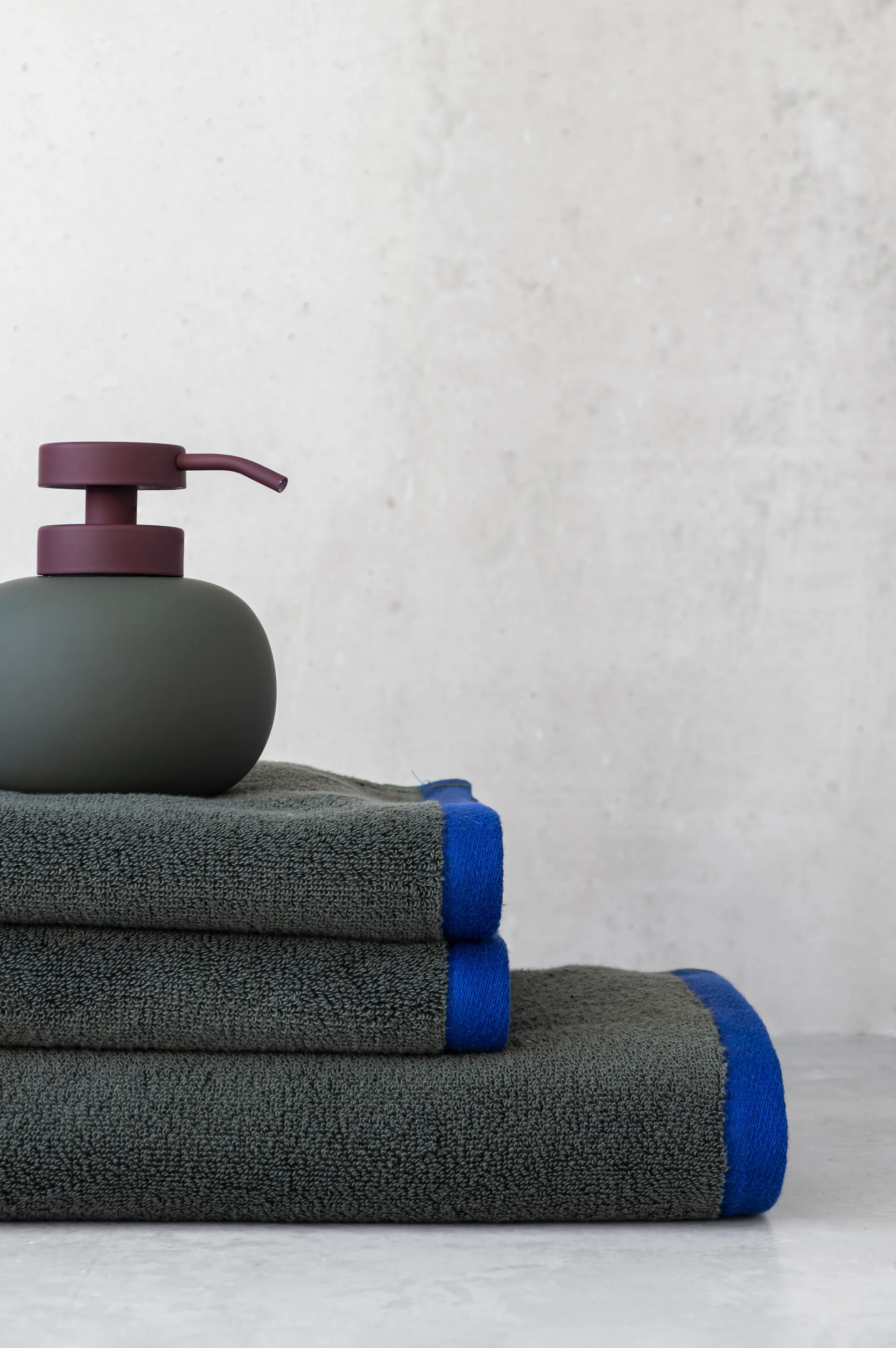 Lotus play sæbedispenser lav, inkl. 2 pumpehoveder, Dark olive Mette Ditmer