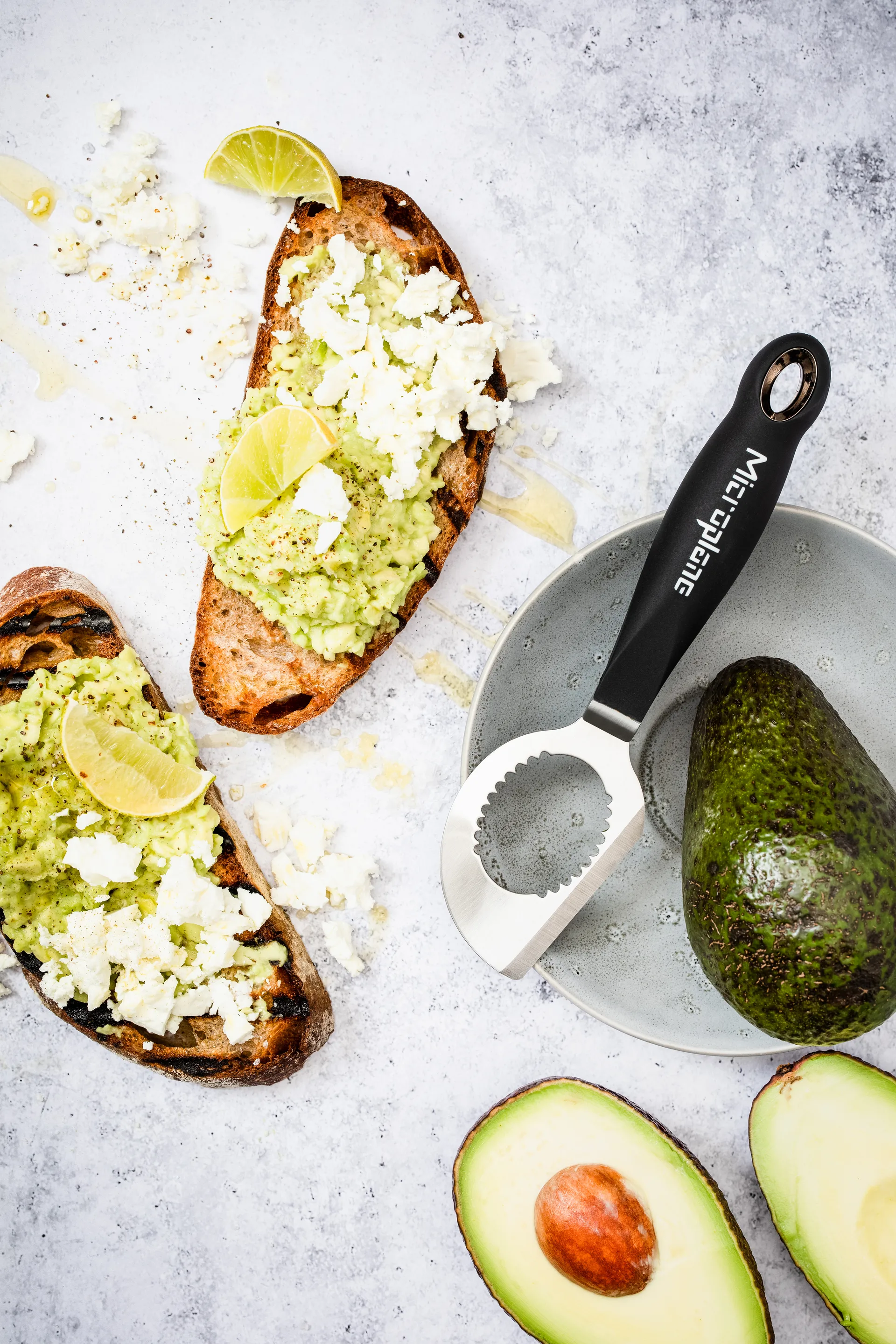 Professionel 3-i-1 avocadodeler 17 cm, Black Microplane