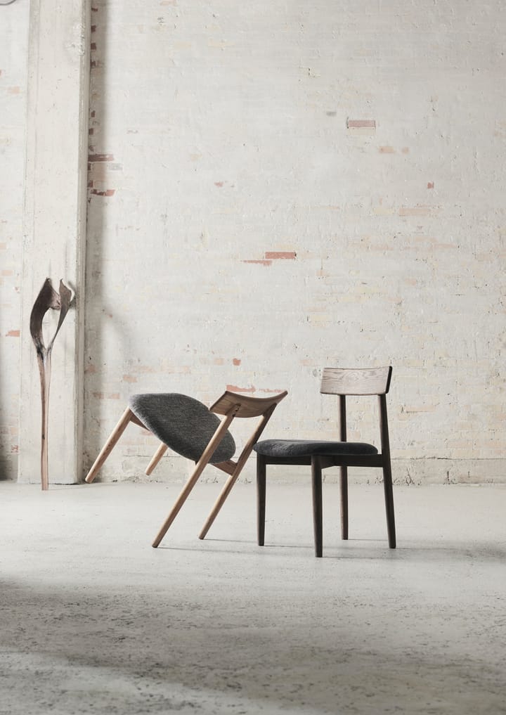 Tetra stol med polstret sæde, Betonfarvet stof-naturolieret egetræ MUUBS