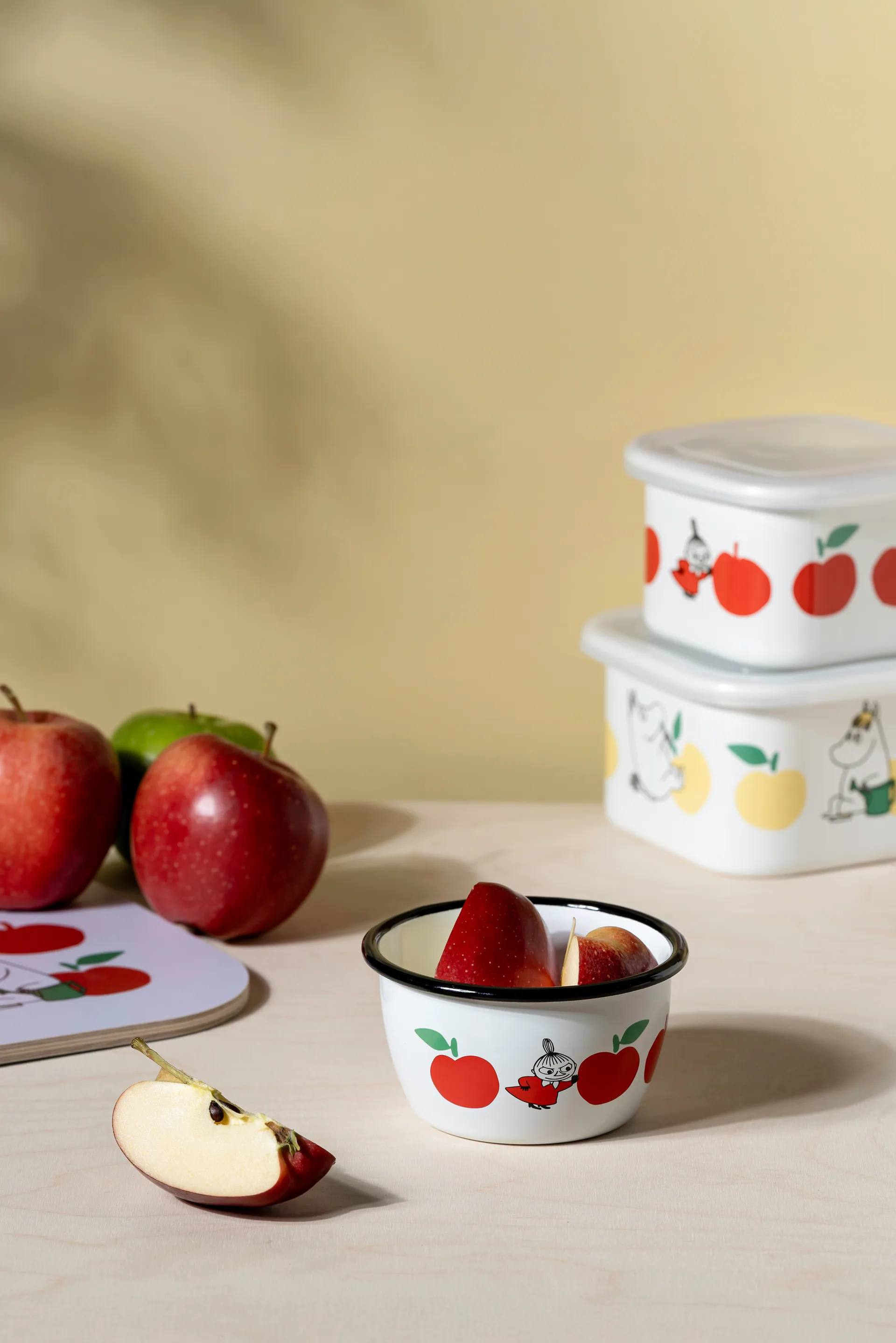 Moomin  emaljeskål 30 cl, Joyfull Apples-rød Muurla