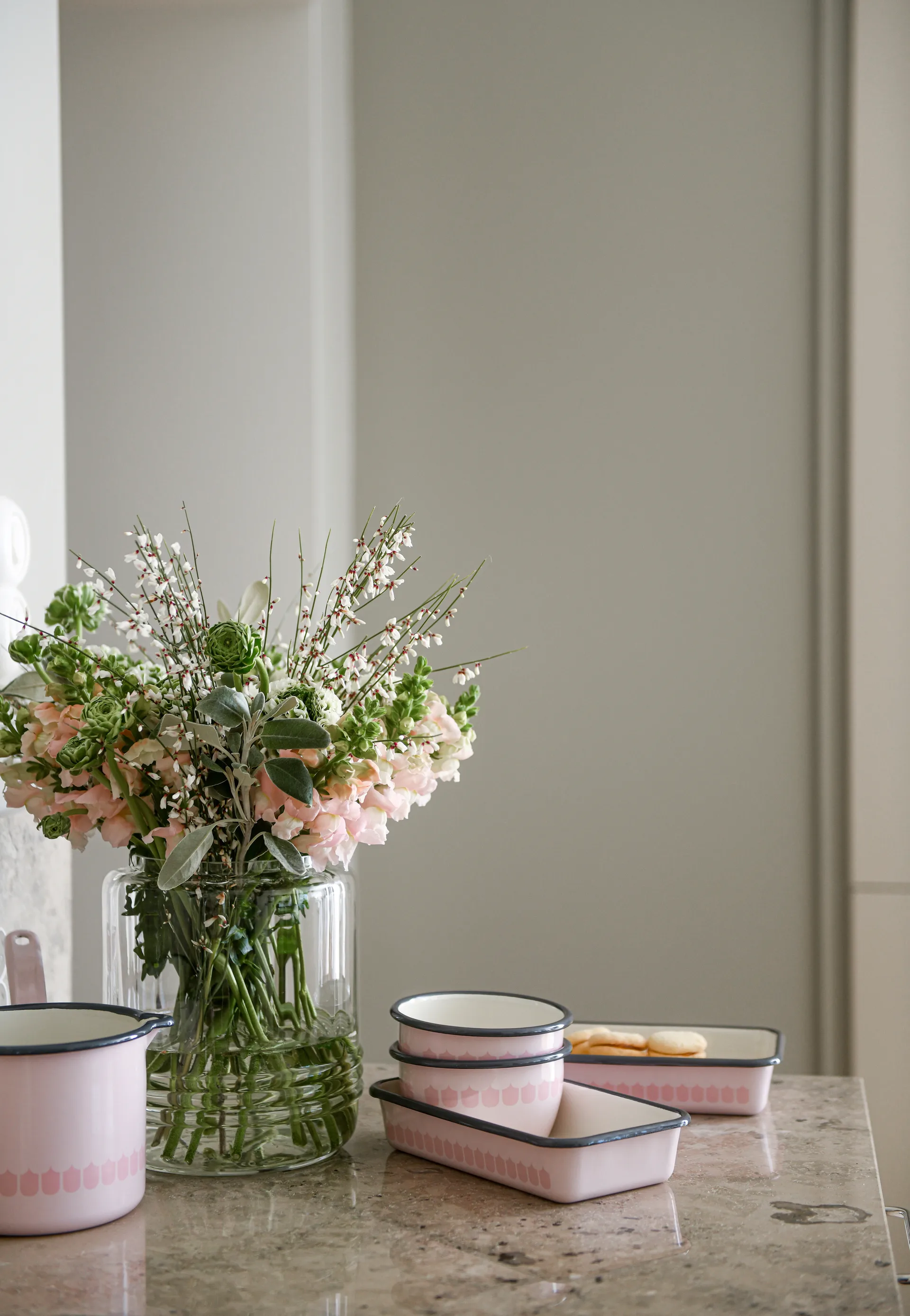 Vappu emaljekasserolle 1,9 L, Lyserød Muurla