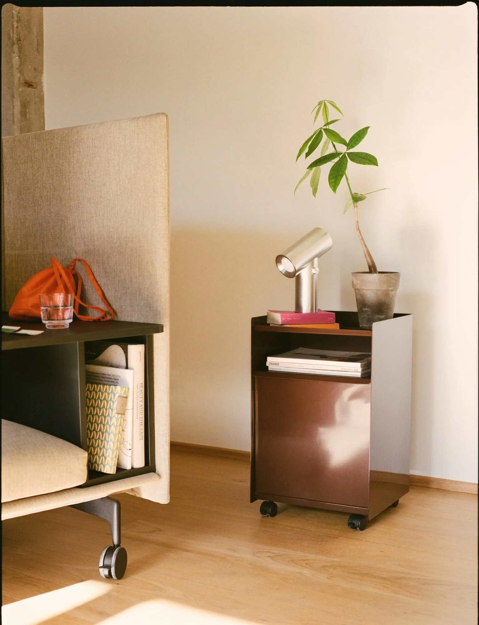 Folded Trolley rullevogn med skuffe, Dark red Muuto