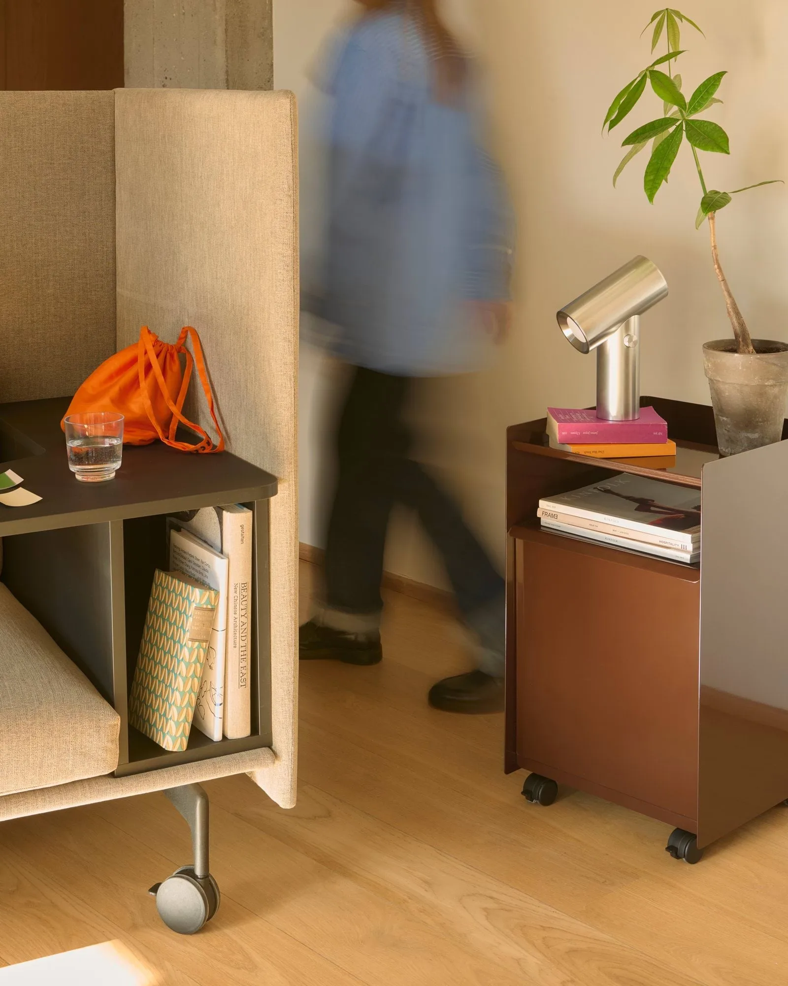 Folded Trolley rullevogn med skuffe, Dark red Muuto