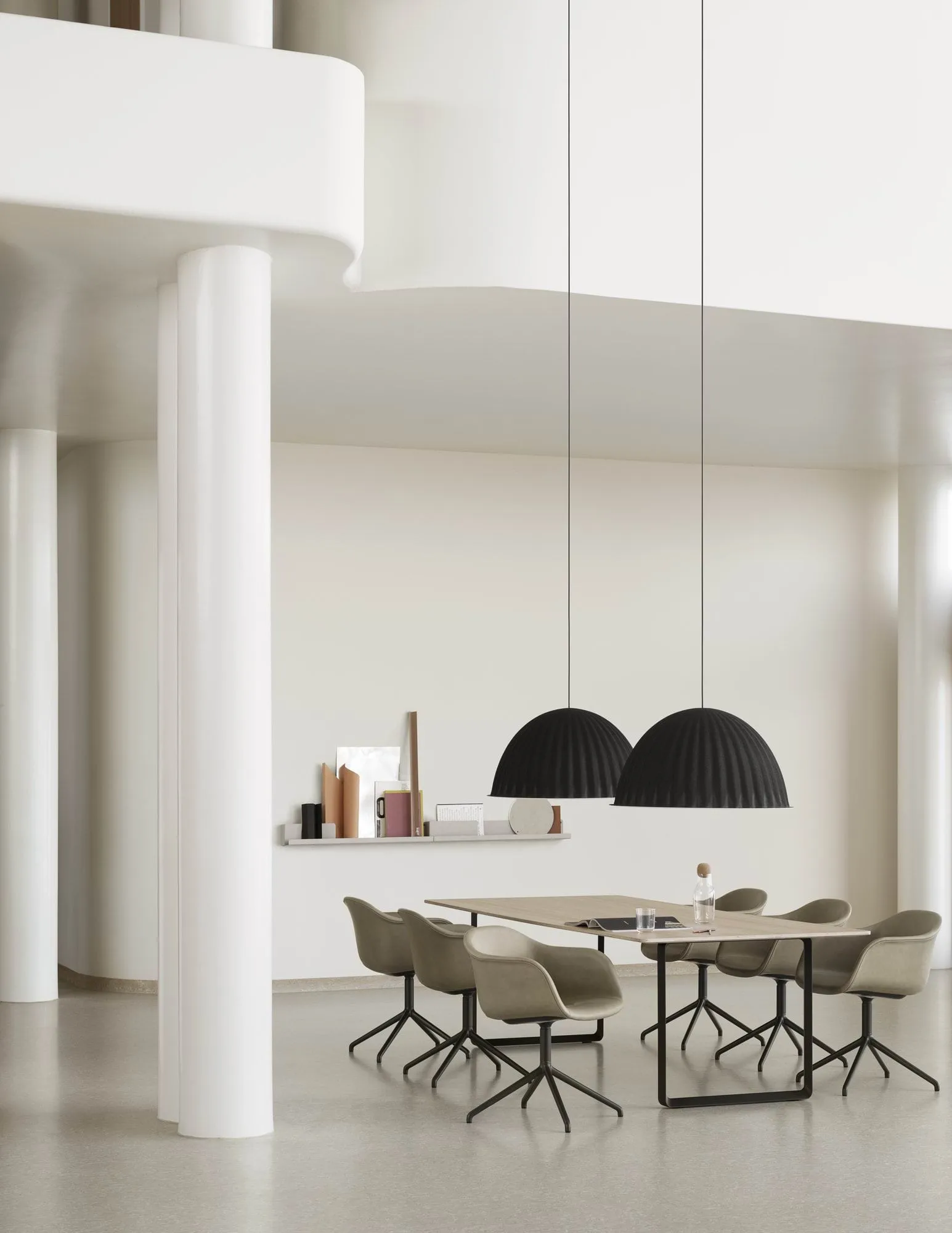 Under the bell loftslampe Ø 82 cm, Blue grey Muuto