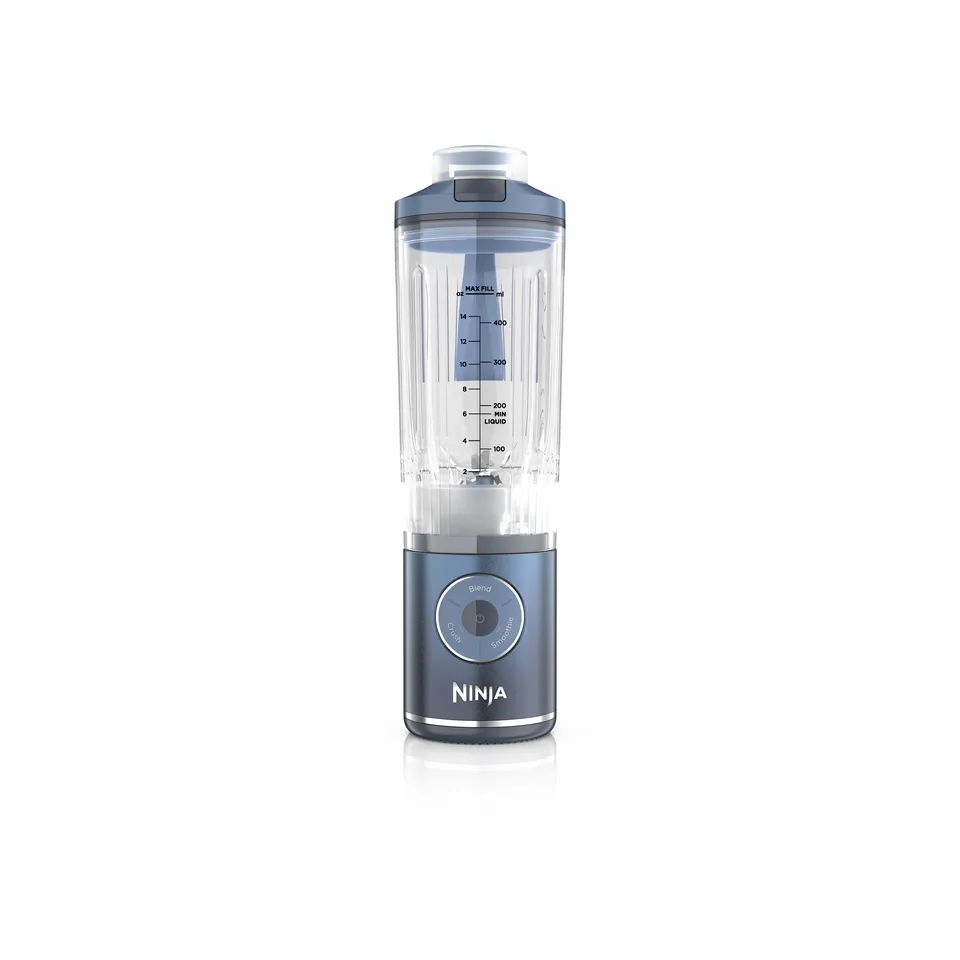 Mørkeblå bærbar blender med klar kop med måleskala og et låg med drikketud, på en blå sokkel med rund knap og Ninja-navnet, på hvid bund