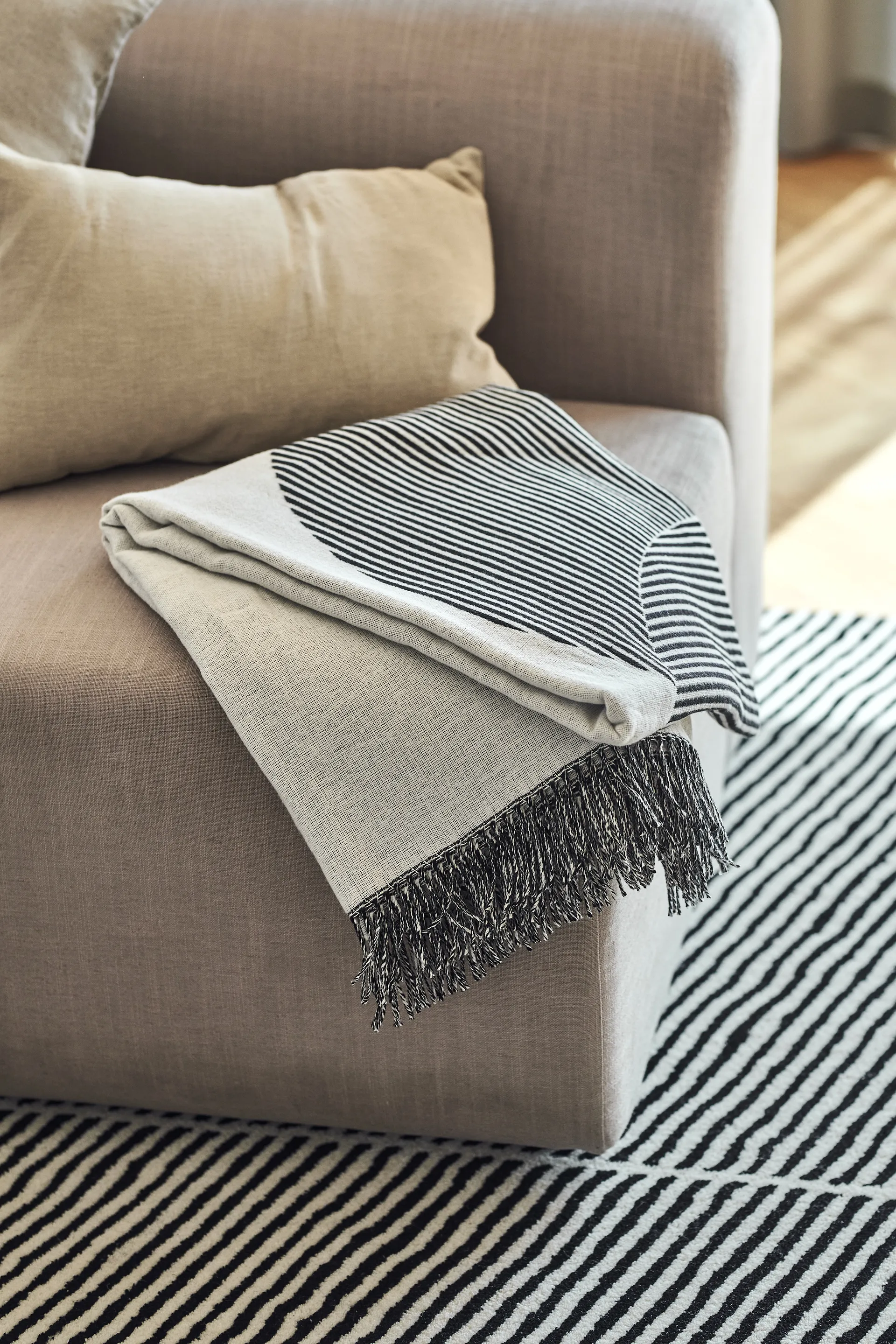 Circles bomuldsplaid 130x185 cm, sort NJRD