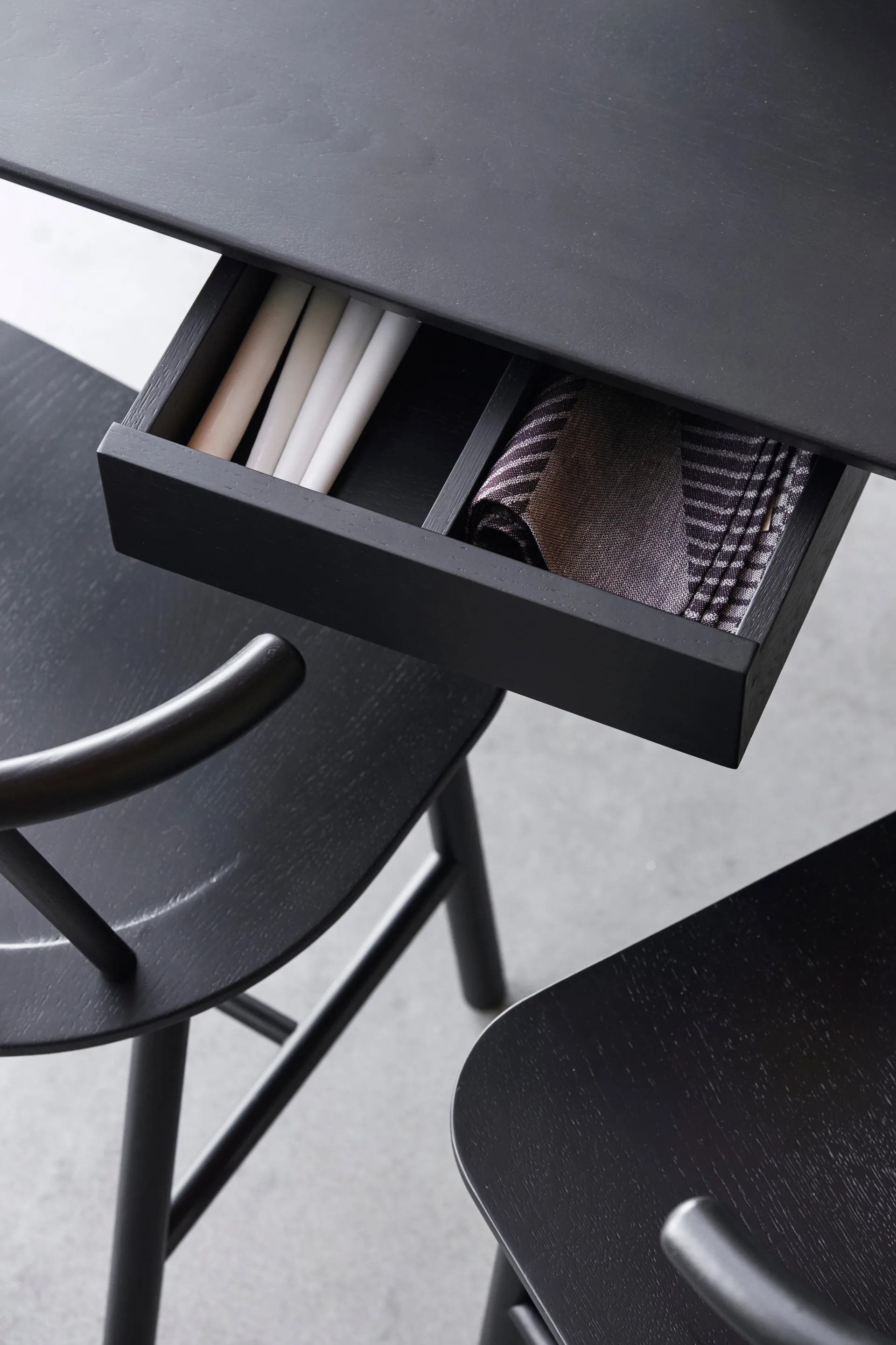 VIOR spisebord 90x120 cm, Sortlakeret eg NJRD