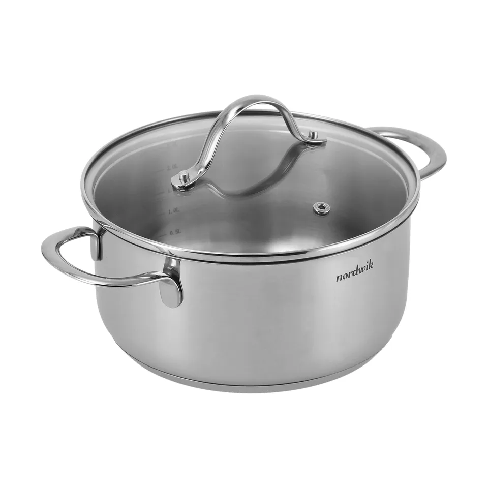 Gryde i blankt rustfrit stål med glaslåg og to stålhanke, på hvid baggrund