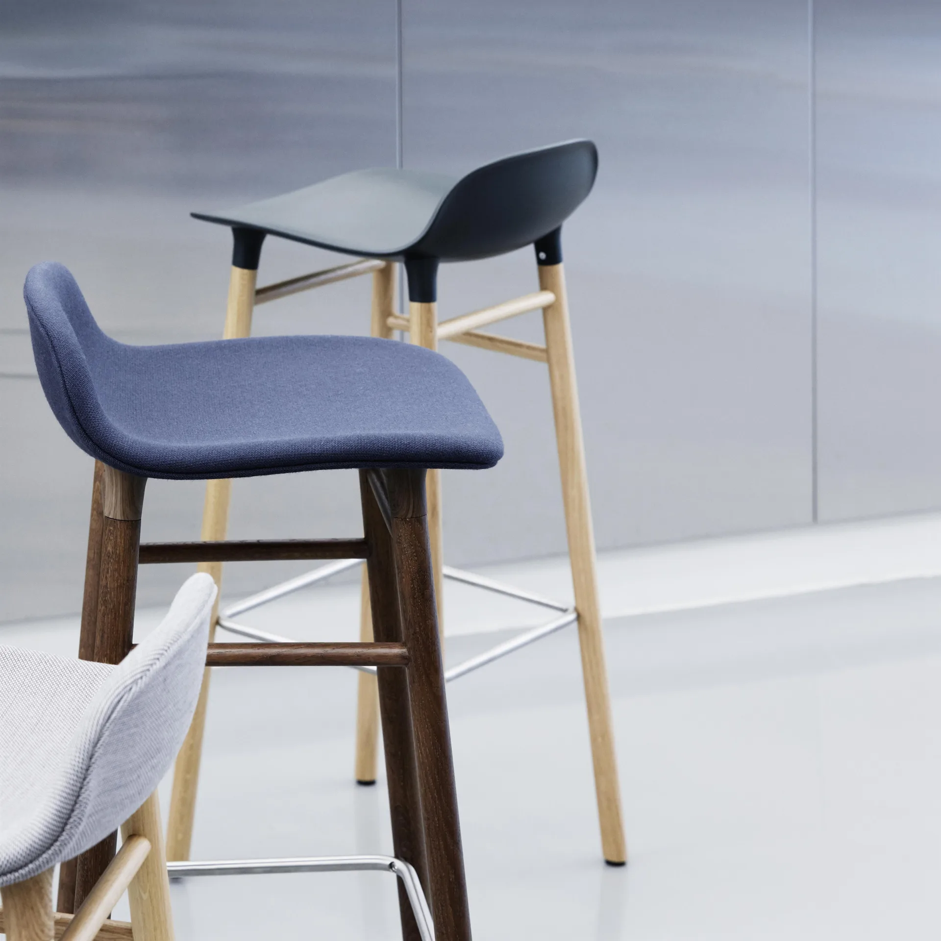 Form Chair barstol egeben, sort Normann Copenhagen