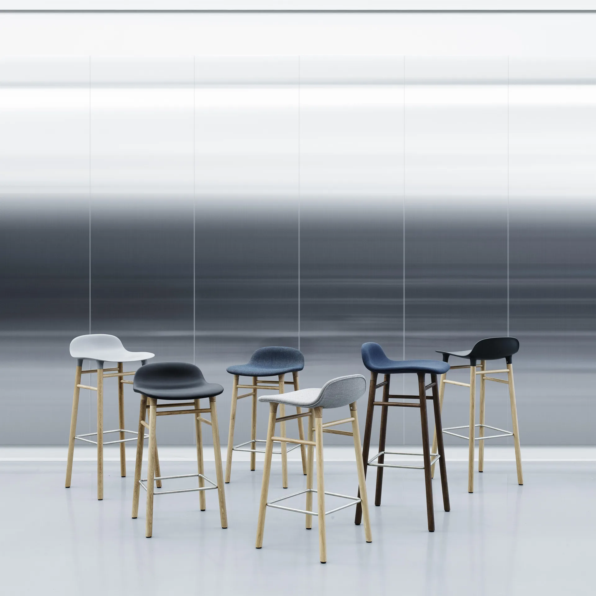 Form Chair barstol egeben, sort Normann Copenhagen