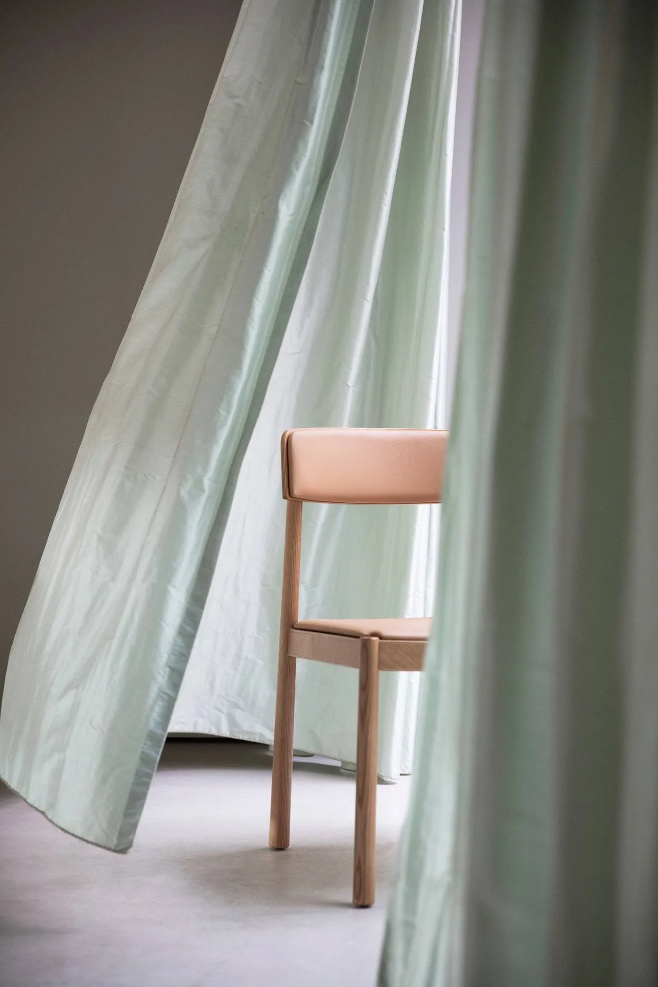 Timb stol med hynde, Tan/Ultra leather/Camel Normann Copenhagen