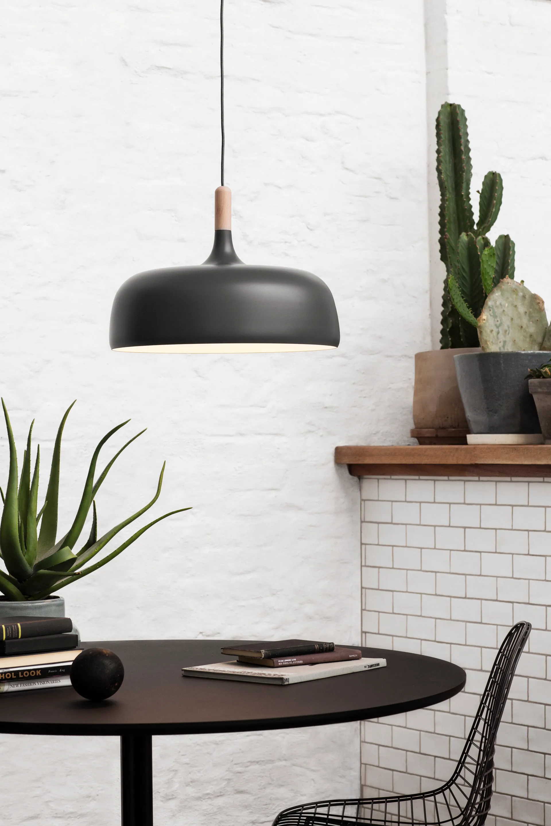 Acorn loftlampe, Mat sort Northern