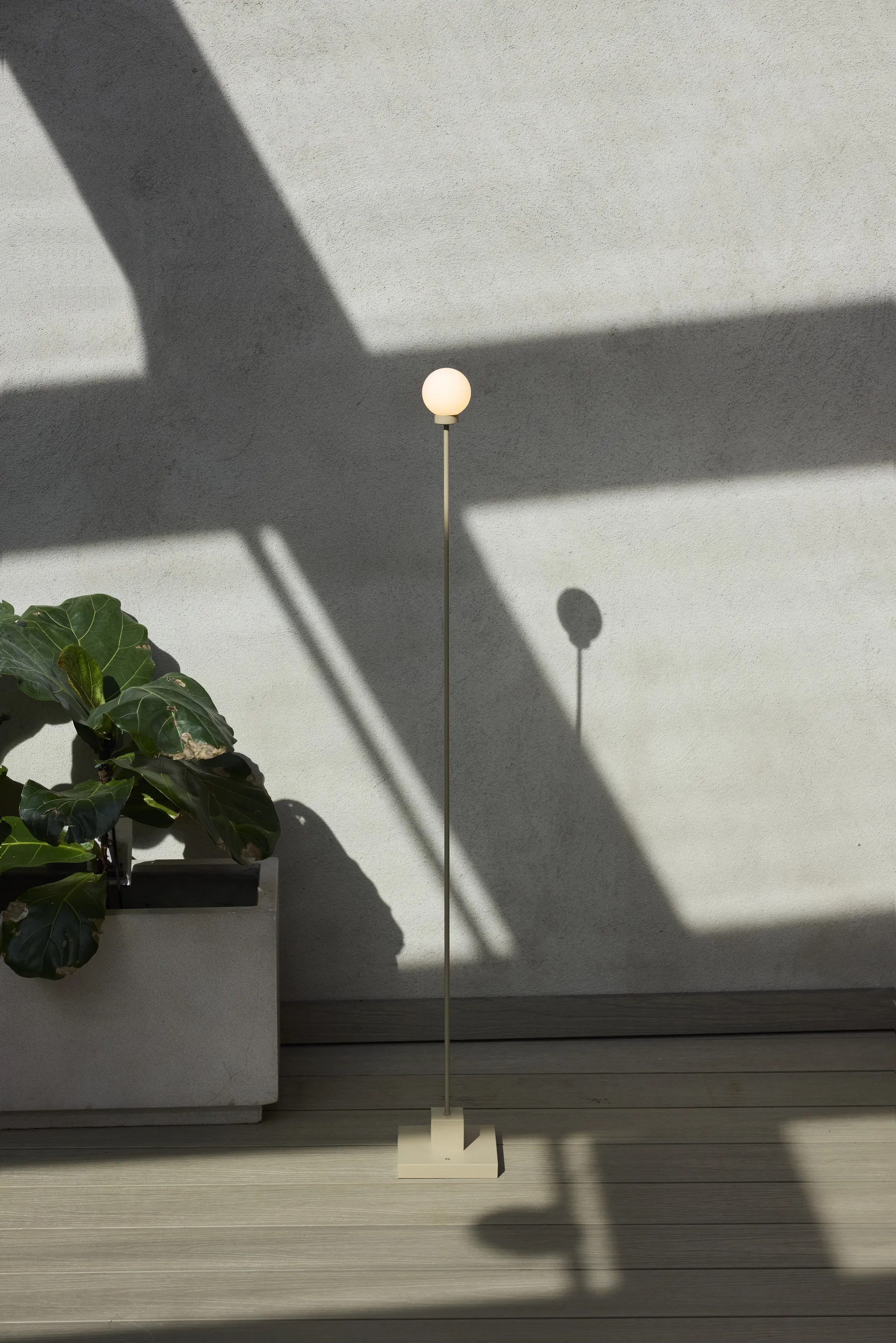 Snowball portabel gulvlampe 122 cm, Messing Northern