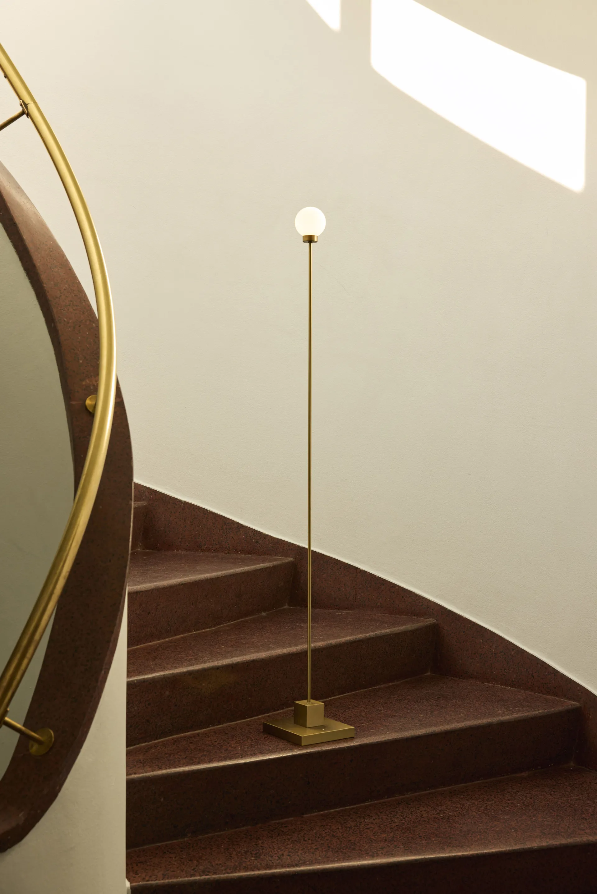 Snowball portabel gulvlampe 122 cm, Messing Northern