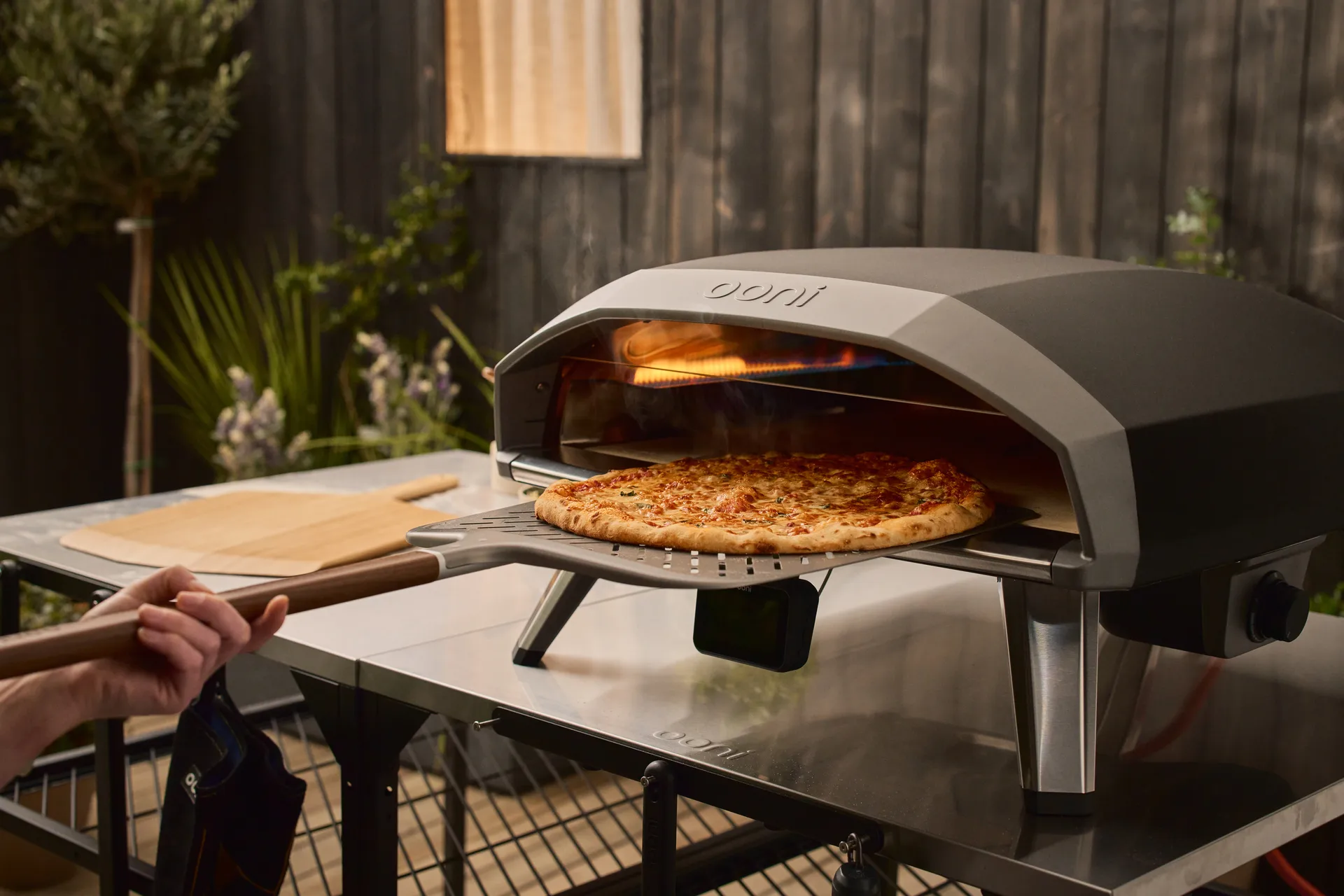 Ooni Signature perforeret pizzaspade, Aluminium-valnød, 14 Ooni