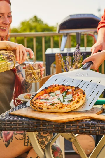 Ooni Signature perforeret pizzaspade - Aluminium-valnød, 14 - Ooni