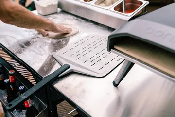 Ooni Signature perforeret pizzaspade - Aluminium-valnød, 14 - Ooni