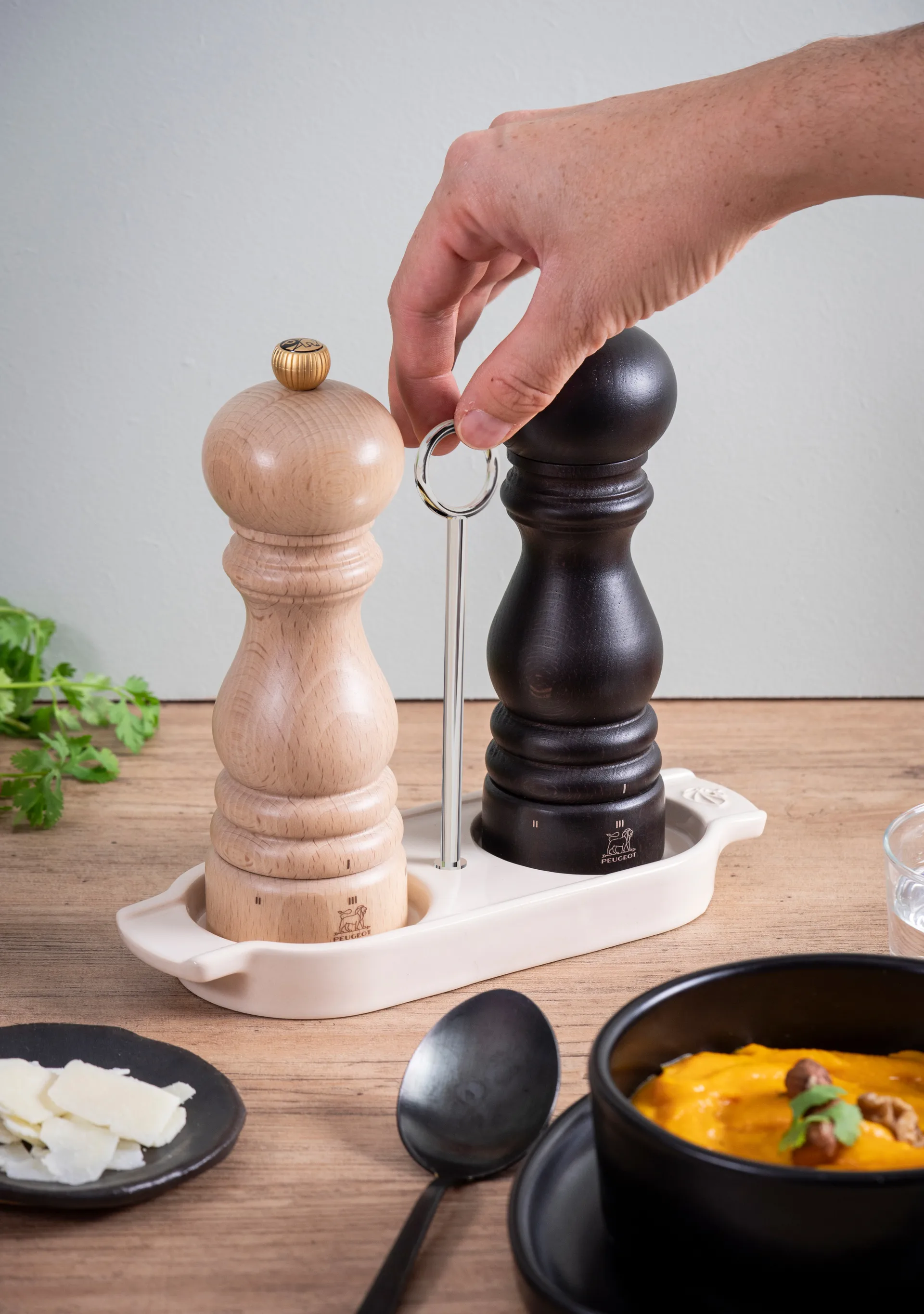 Linea kværnholder med håndtag, Ecru Peugeot