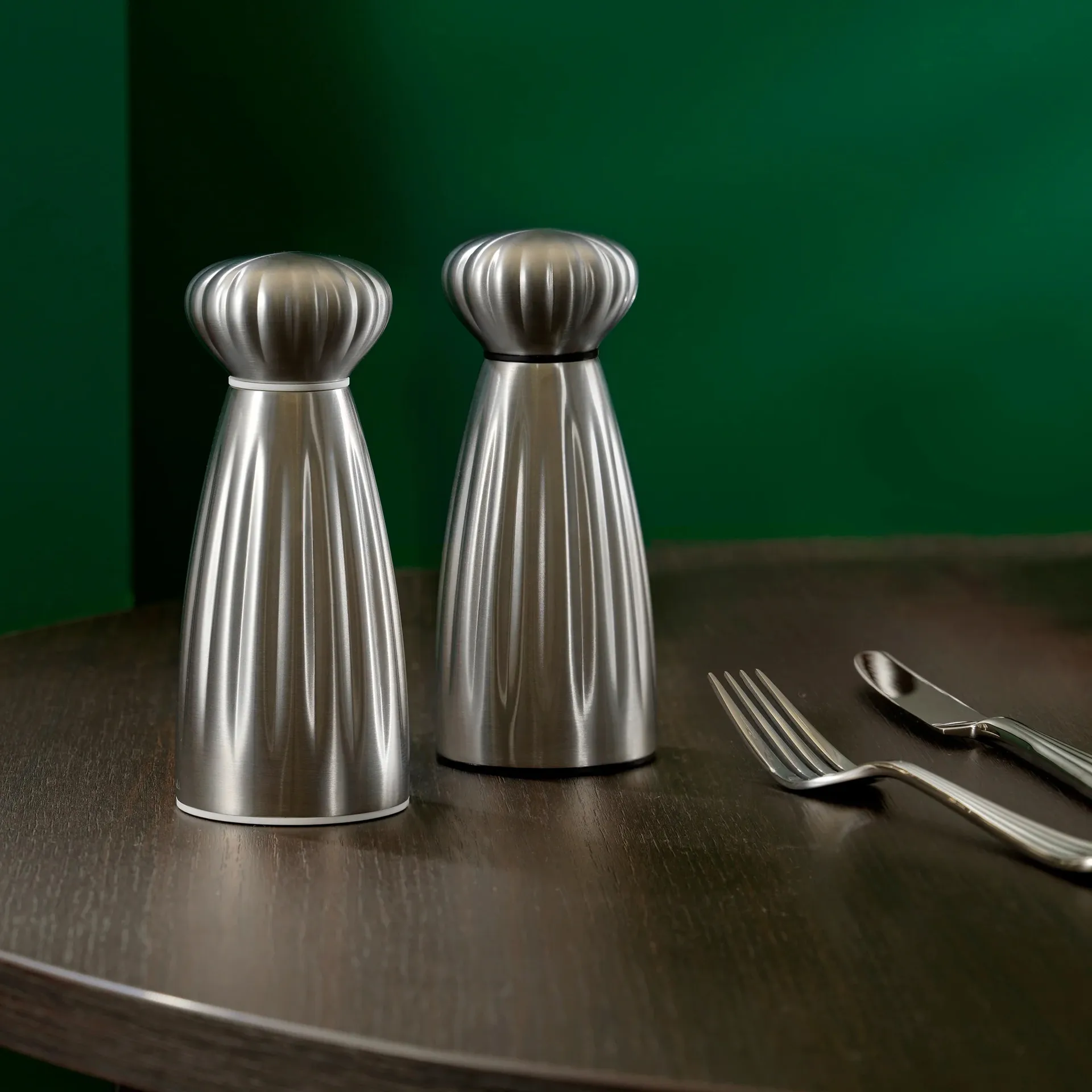Palm Satin salt- og pebersæt, Small-rostfrit stål, med bakke Robert Welch