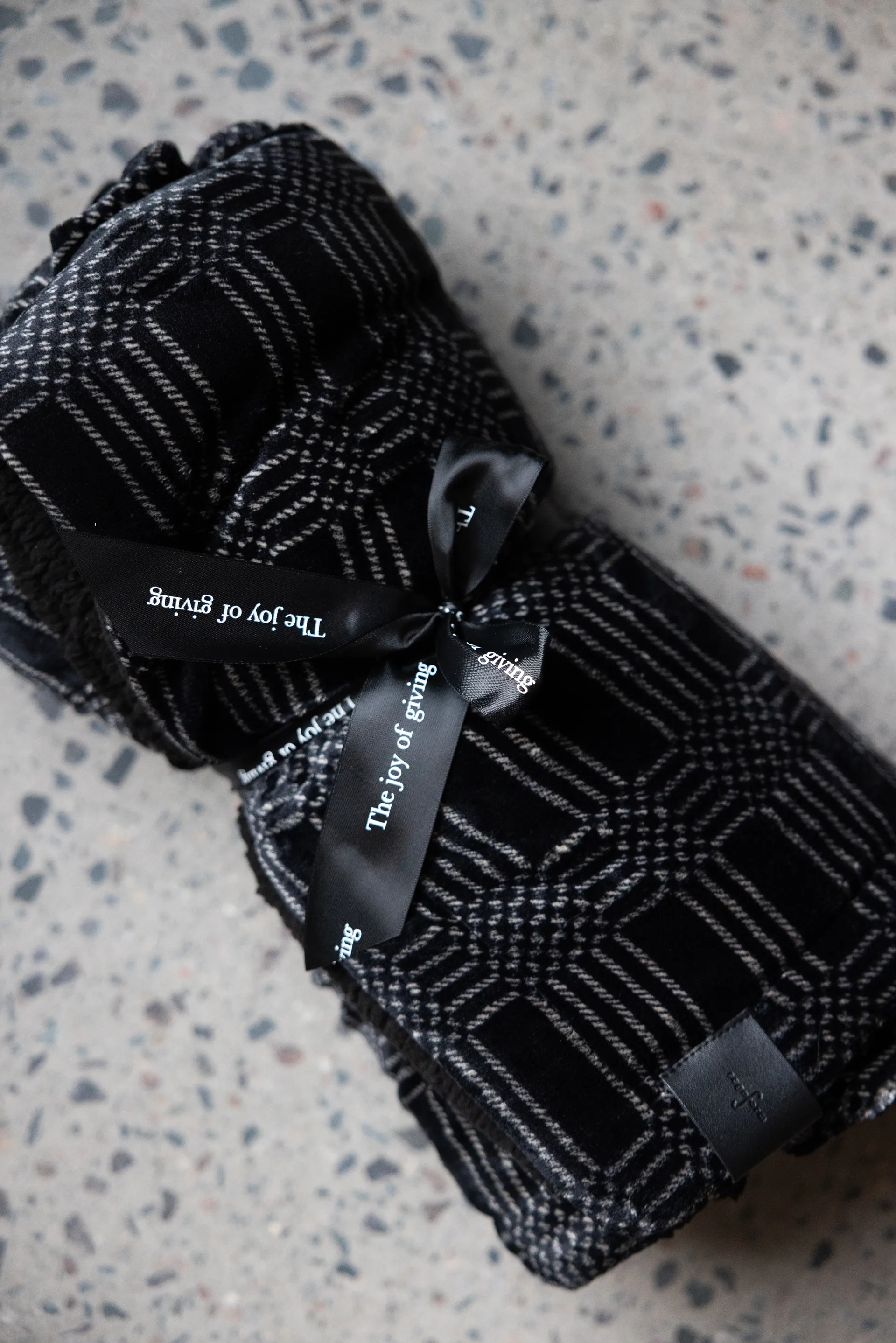 Rut fleeceplaid 130x170 cm, Sort Sagaform