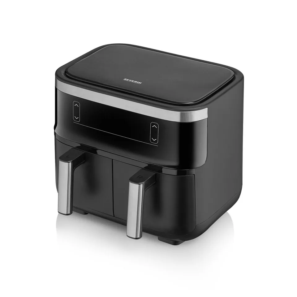 Bred, lav sort airfryer med to adskilte skuffer ved siden af hinanden, hver med sit metalgreb, og et mørkt glaspanel hen over forkanten, på hvid bund