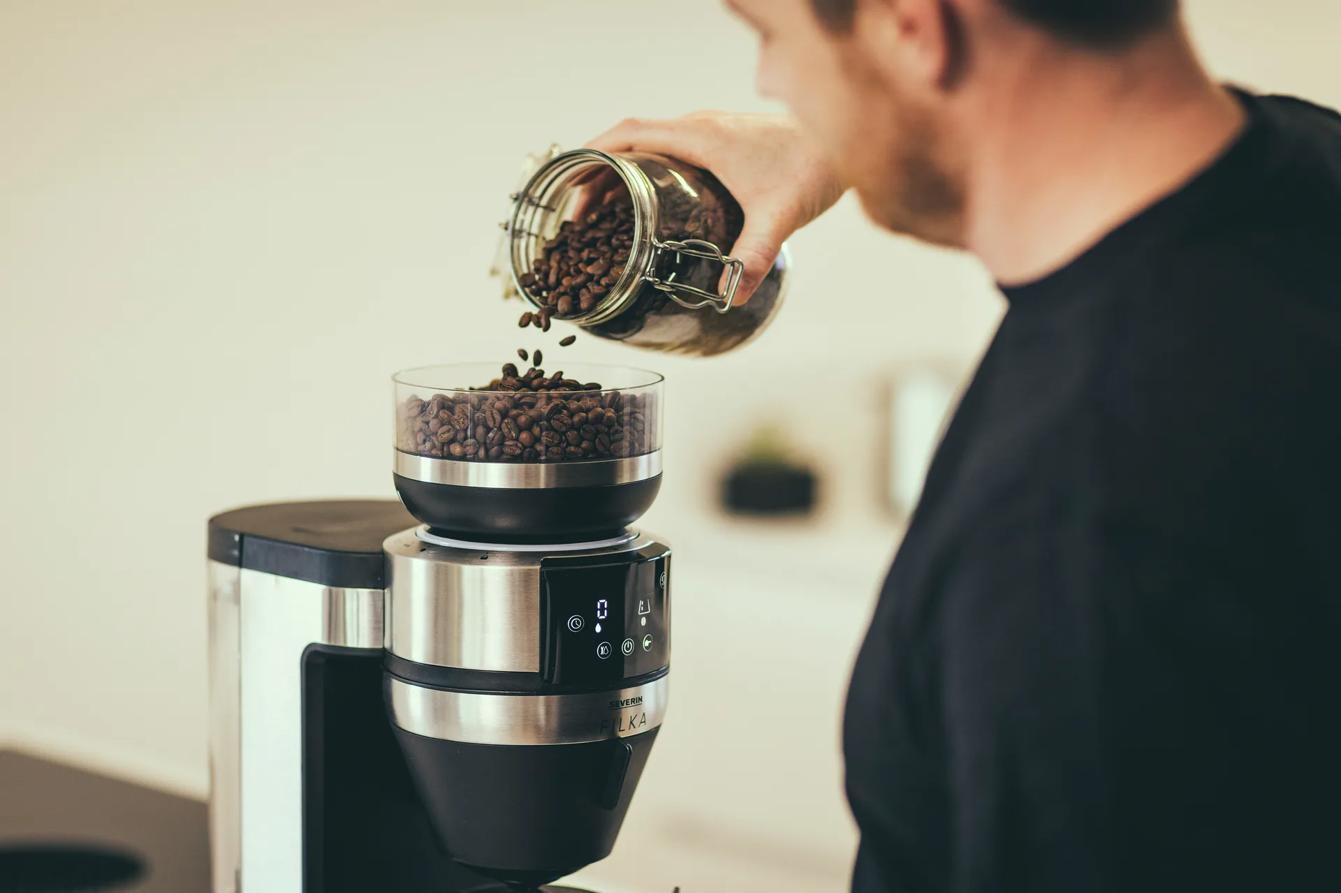 Severin KA 4851 FILKA helautomatisk kaffemaskine, Børstet stål-sort Severin