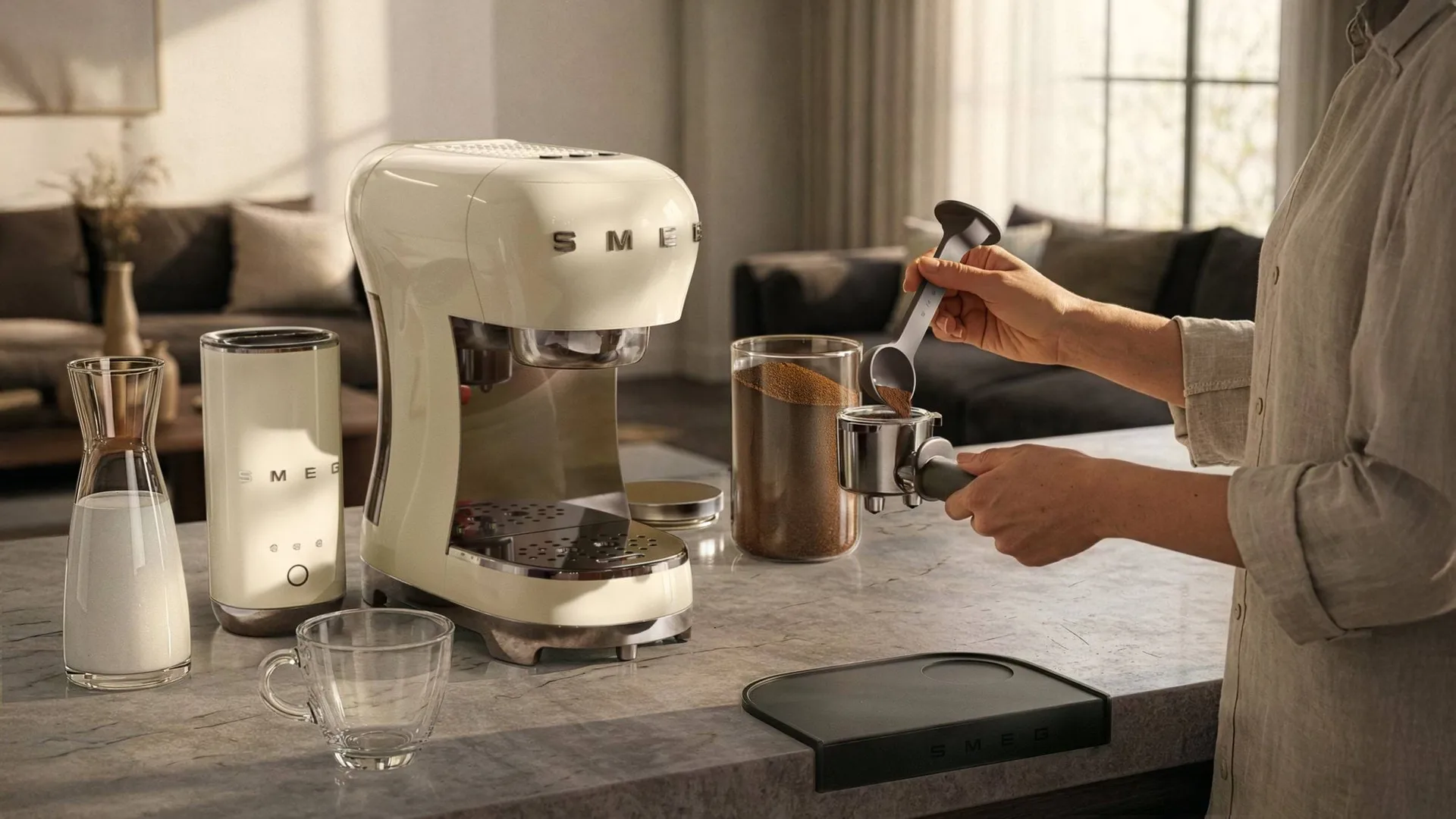 Smeg 50's Style espressomaskine med mælkeskummer, Creme Smeg