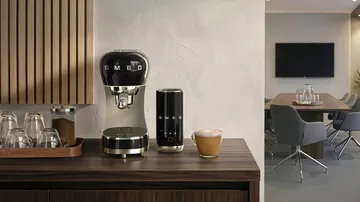 Smeg 50's Style espressomaskine med mælkeskummer - Sort - Smeg