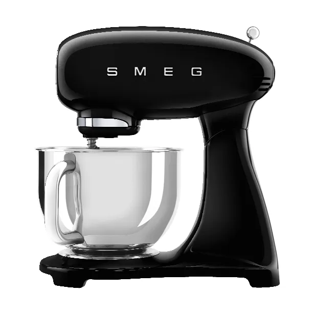 Blank sort køkkenmaskine på hvid bund med SMEG i lyse bogstaver på det vippede hoved, en stålskål med hank under og en pisker sat i